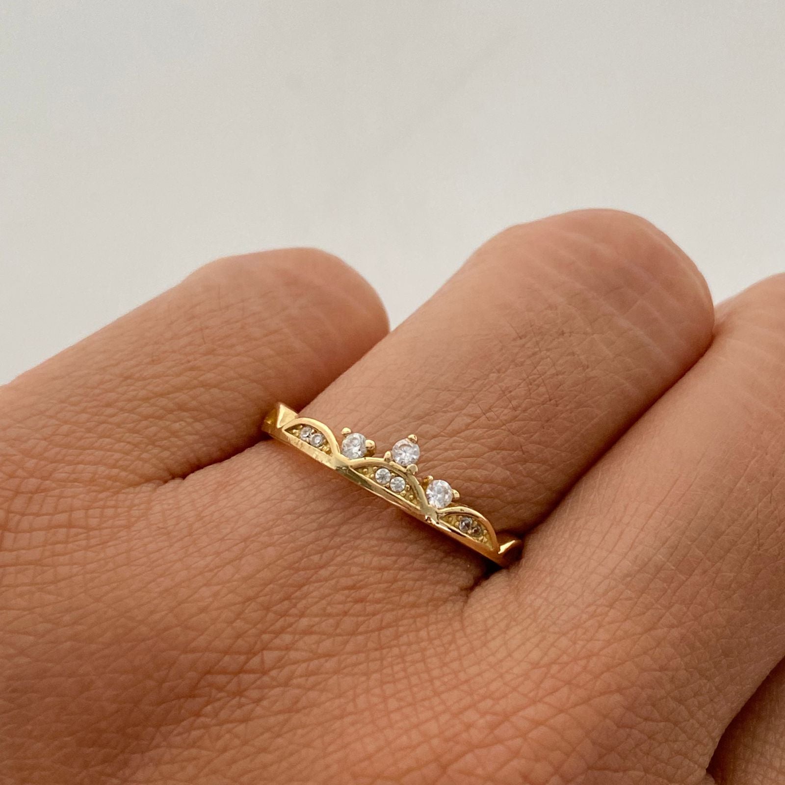 Anillo 15 Tiara Circones Blancos Oro amarillo 18k / Talla 7 / 1,75 Gr