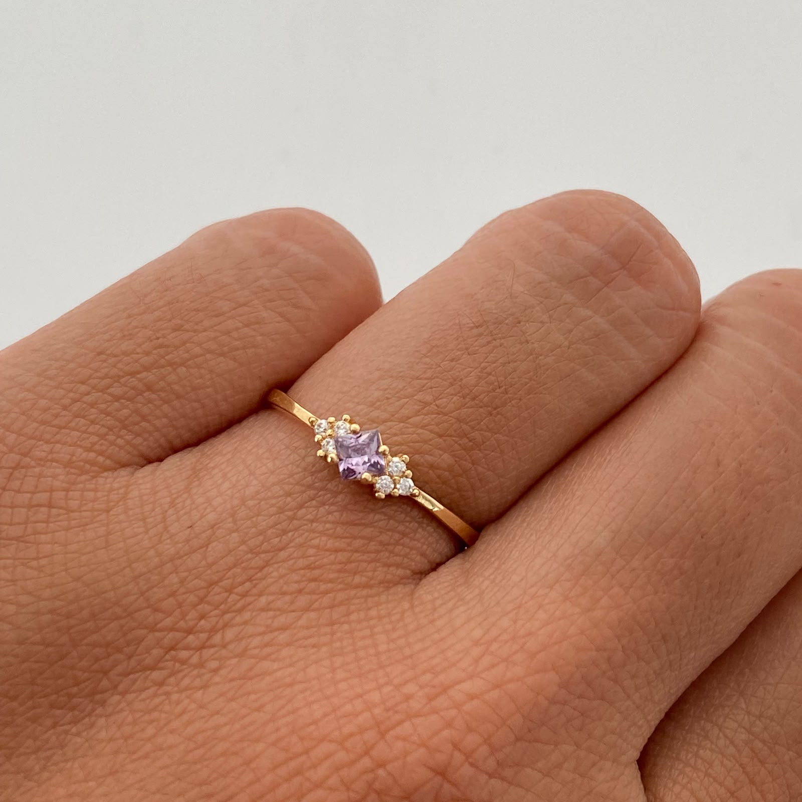 Anillo Solitario Lila Oro amarillo 18k / Talla 7 / 1,35 Gr / 1,3 mm