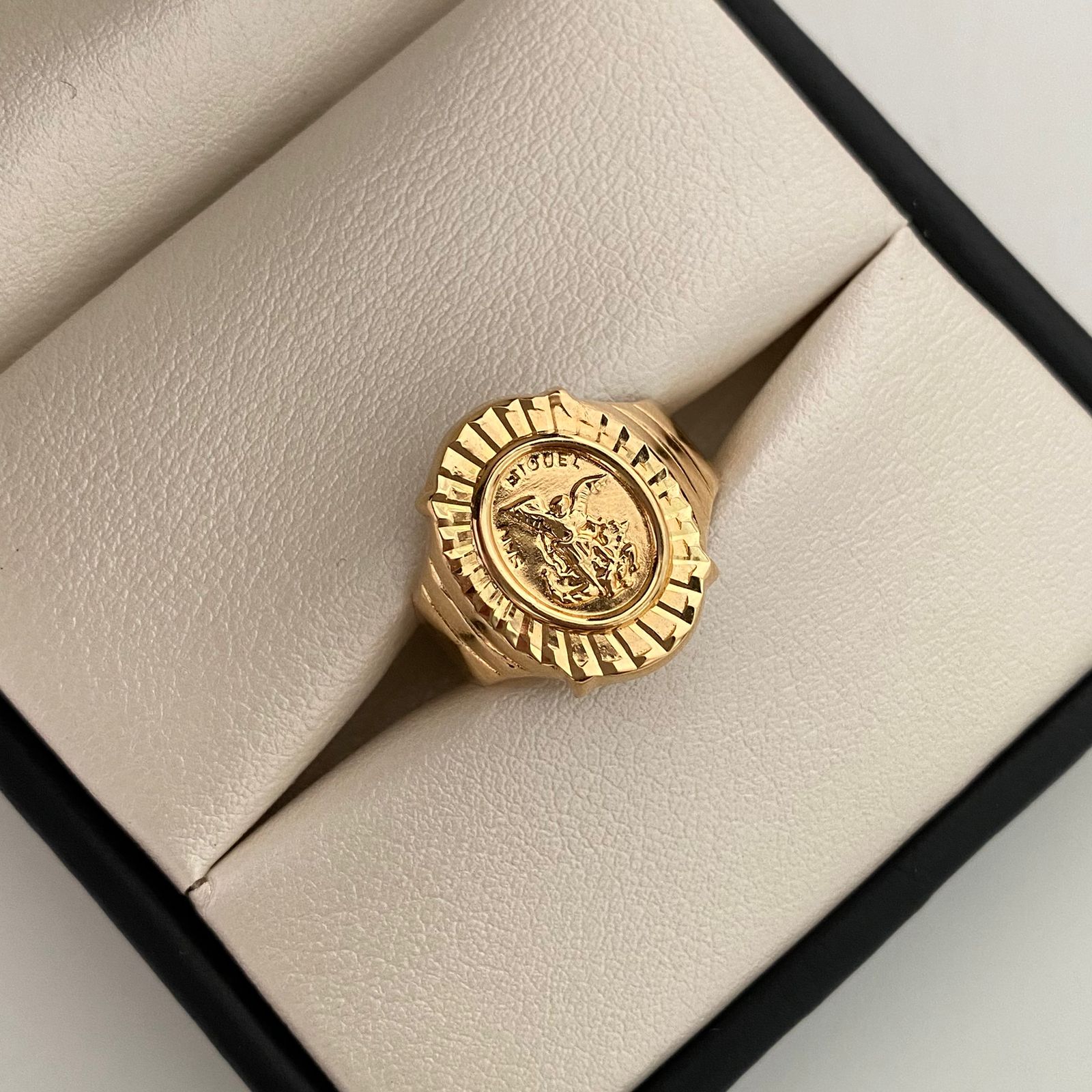 Anillo Troquel San miguel diamantado Oro amarillo 18k / Talla 9 1/2 / 3,45 Gr / 5 mm