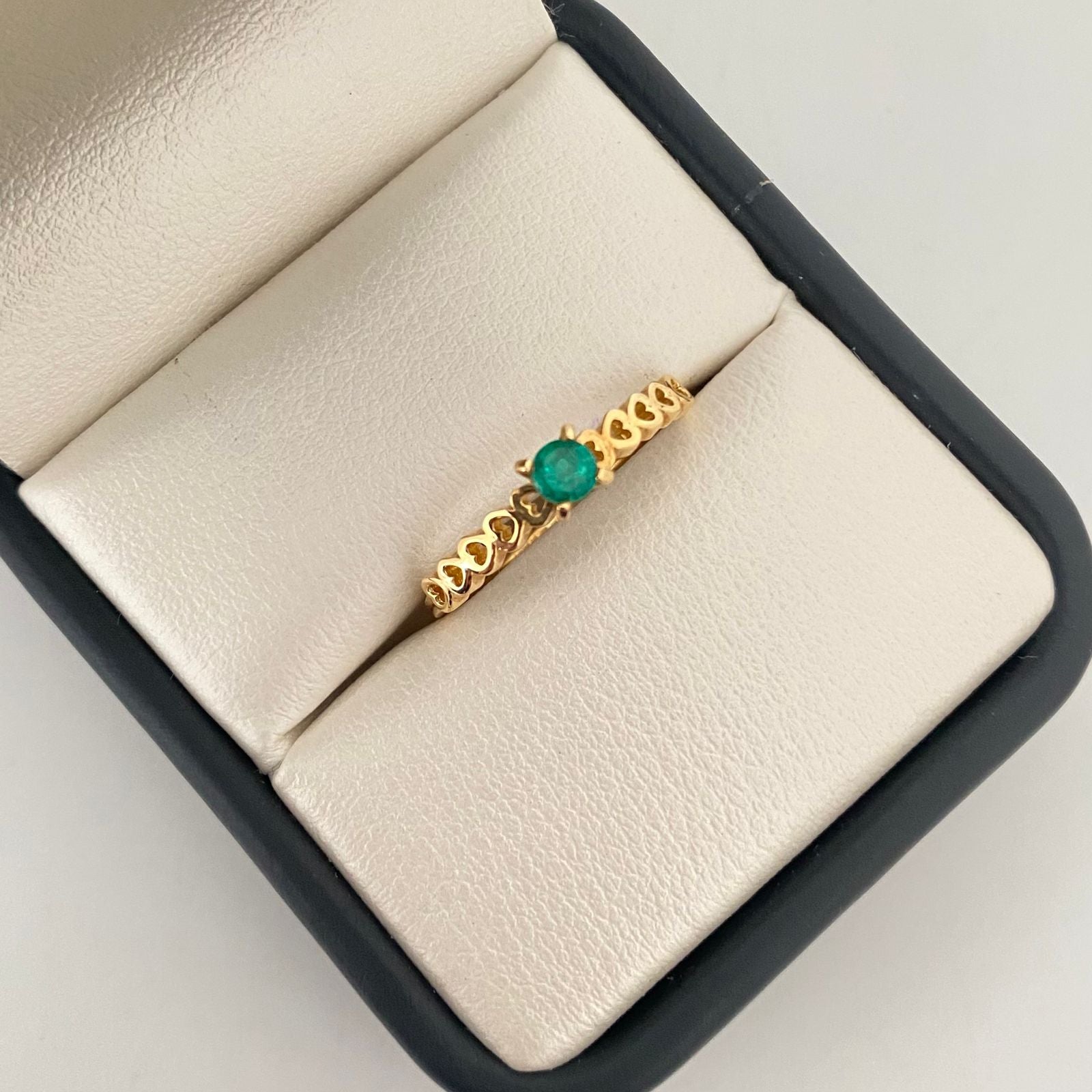 Anillo corazones laterales y esmeralda en el centro (joya) Oro amarillo 18k / Talla 8 / 1,55 Gr