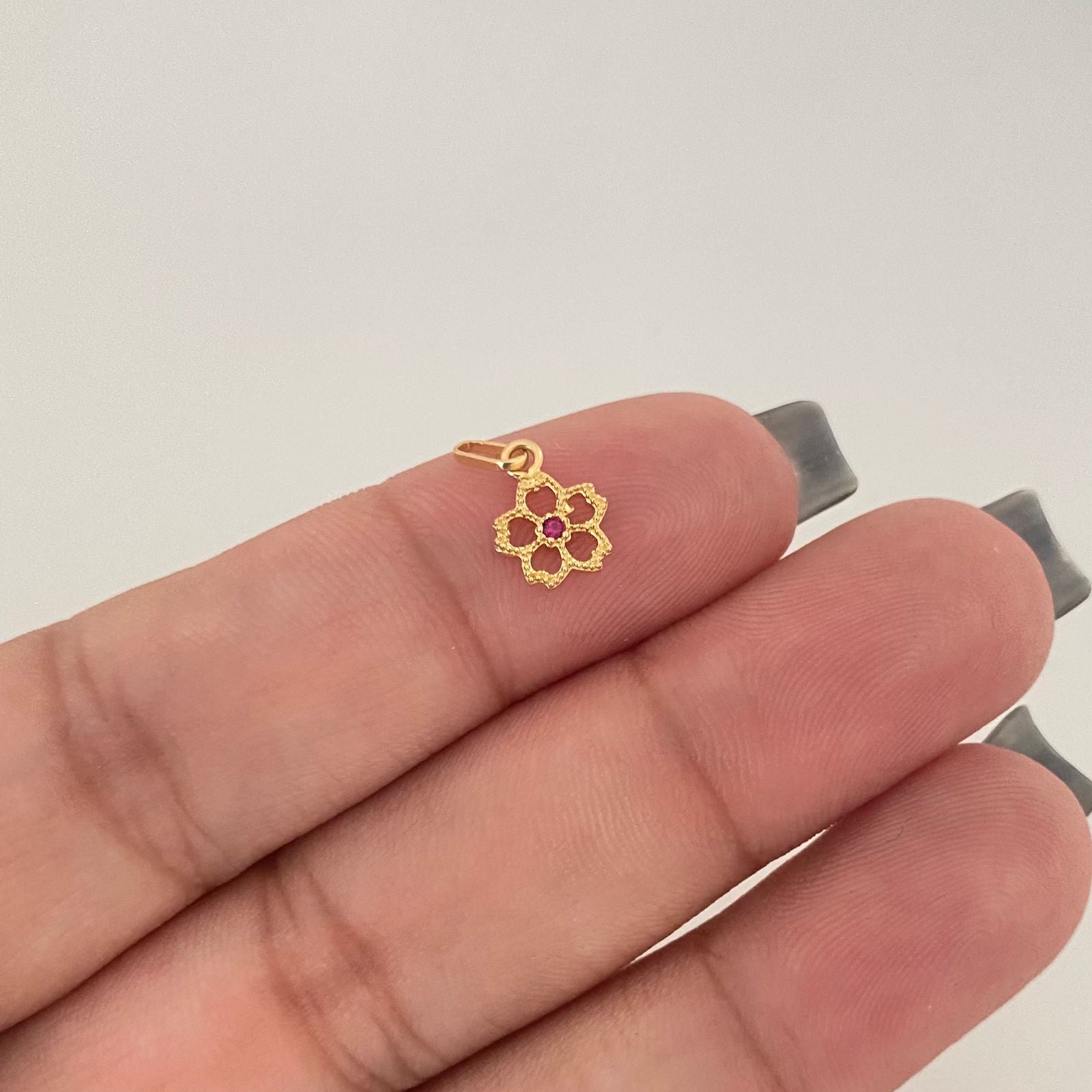 Dije silueta flor centro circon fucsia Oro amarillo 18k 0,35 Gr / 1,5 Cm