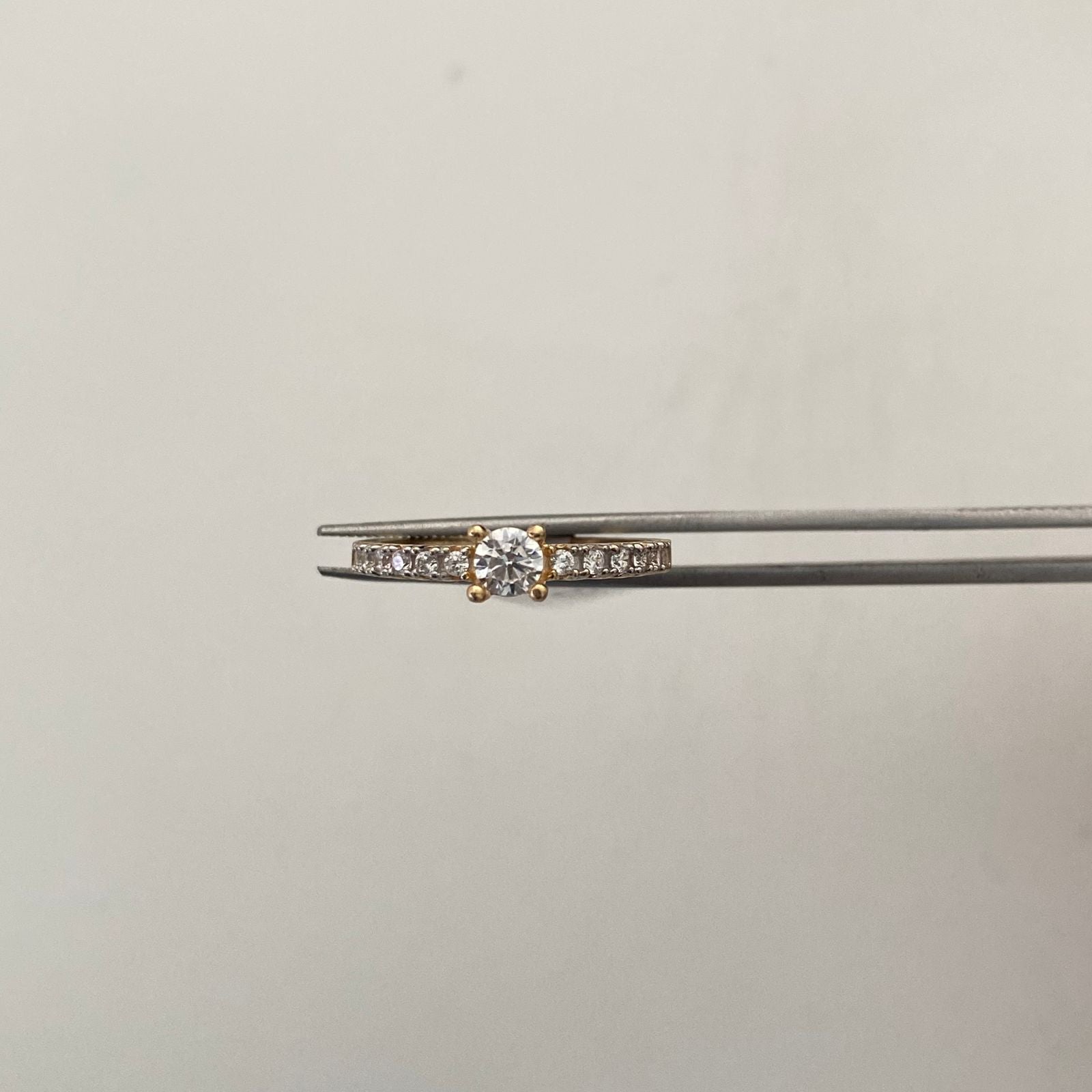 Anillo Solitario Oro amarillo 18k / Talla 7 / 2,8 Gr / 2,3 mm