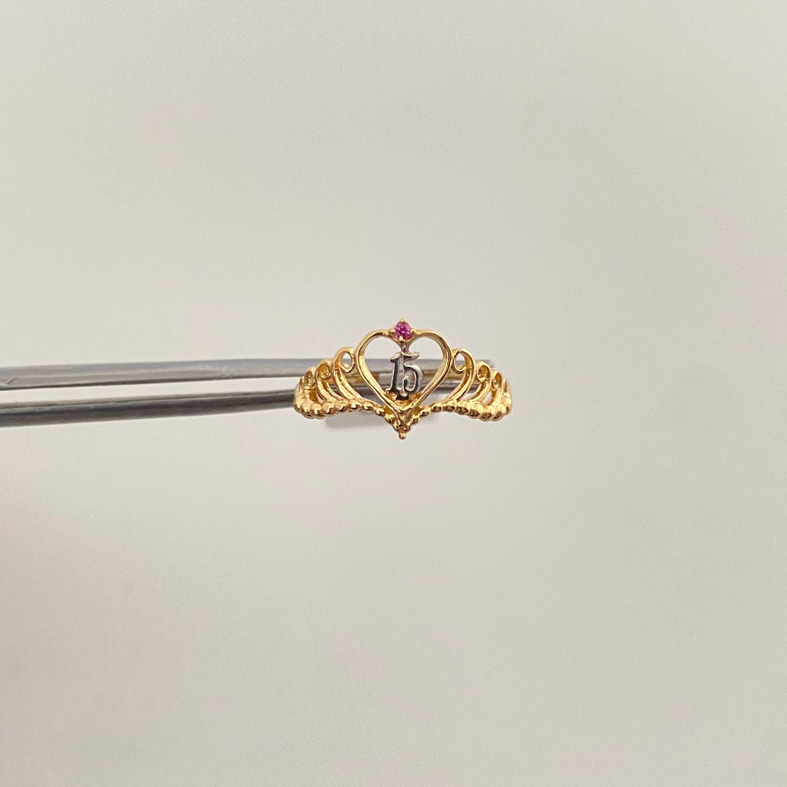 Anillo tiara 15´s silueta corazon punta circon rosa Oro amarillo 18k / Talla 4 3/4 / 1,4 Gr