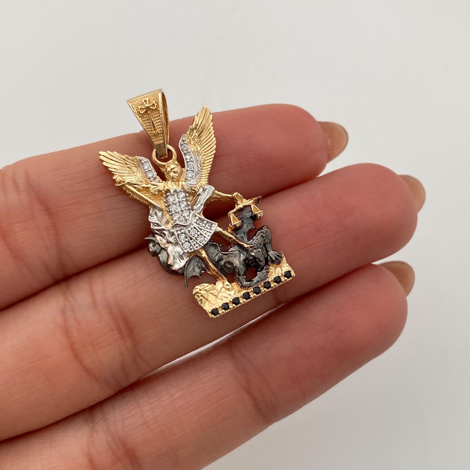 Dije San Miguel Silueta Oro amarillo y Oro blanco 18k 4,4 Gr / 19 mm / 3,6 Cm
