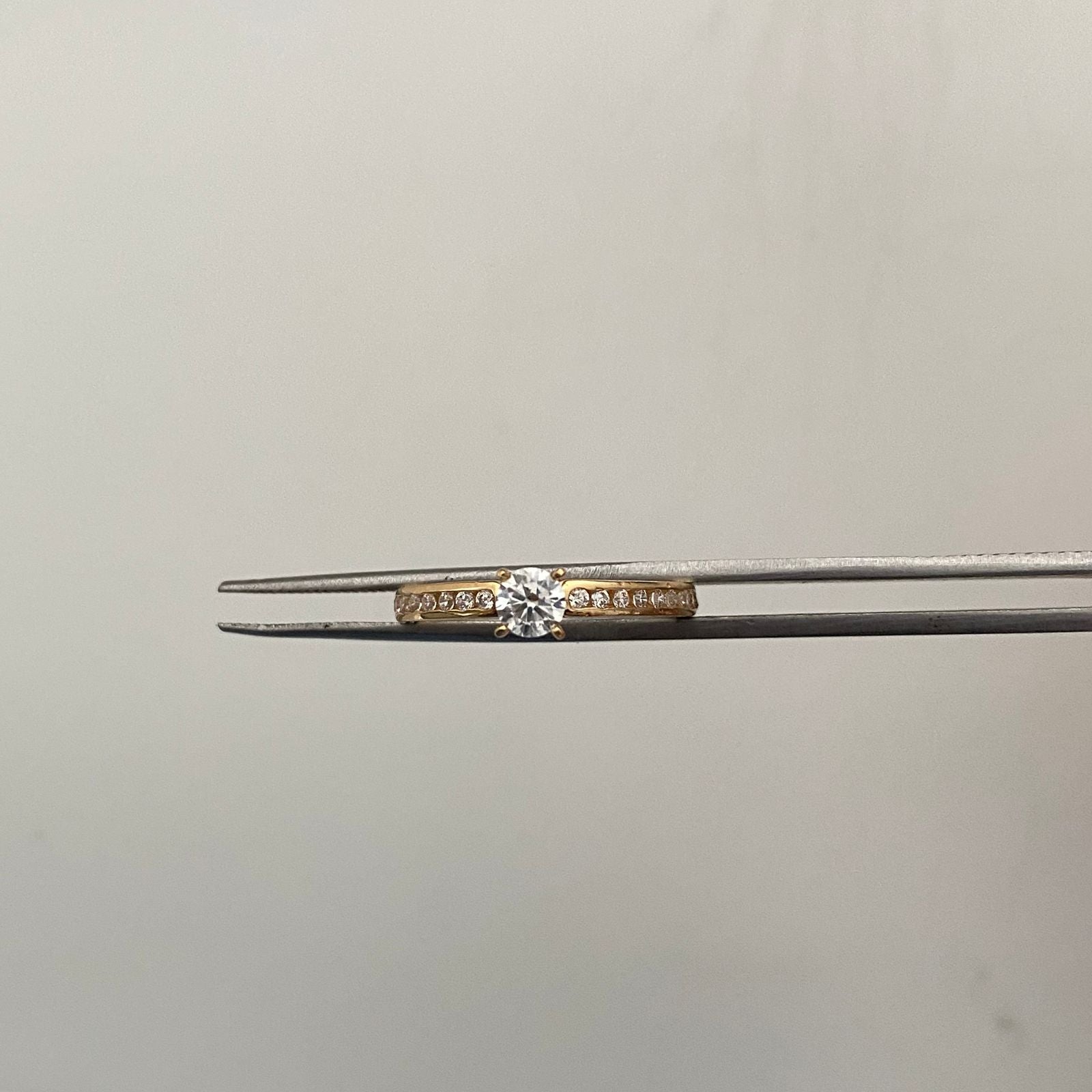 Anillo Solitario Oro amarillo 18k / Talla 6 / 1,8 Gr / 2,3 mm