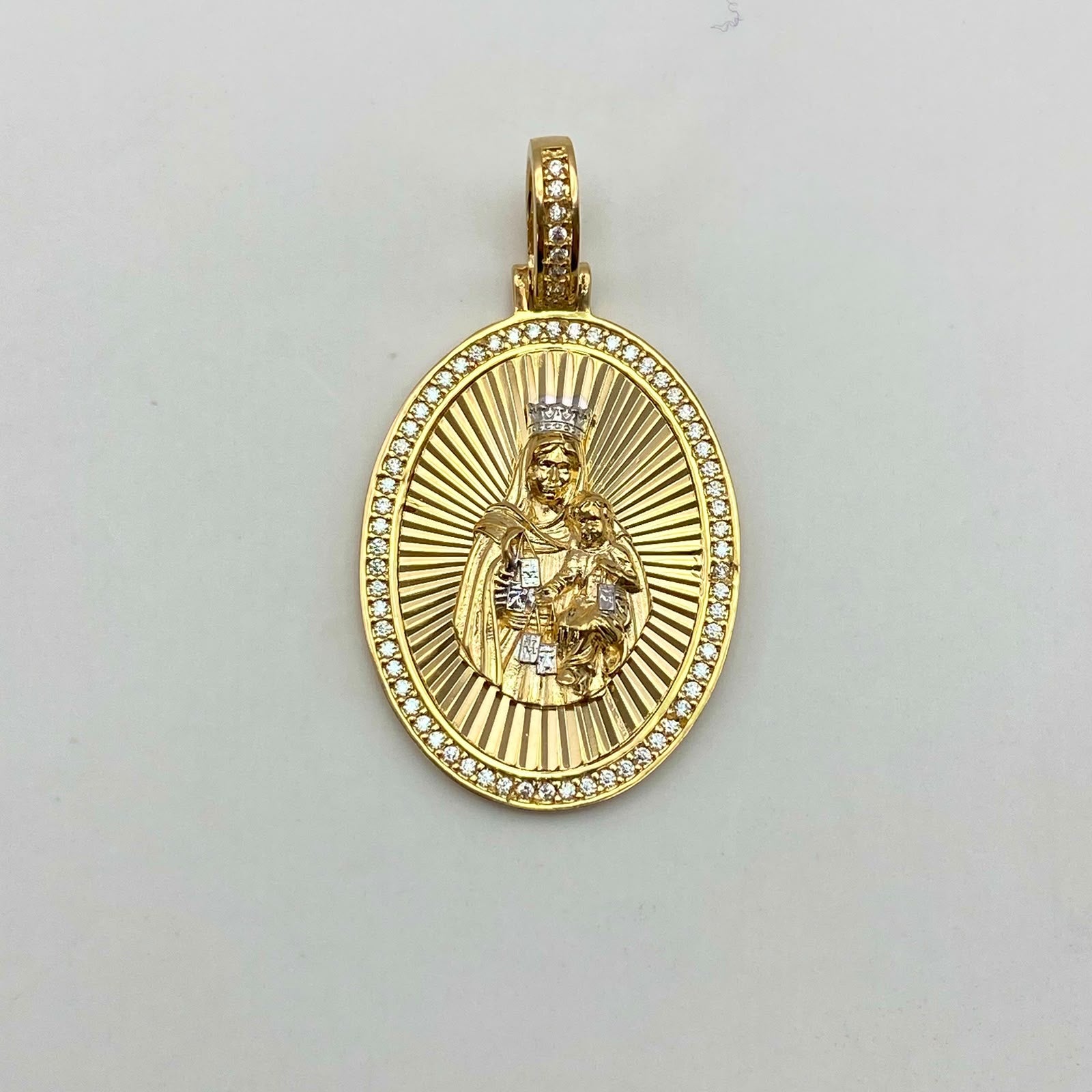 Dije virgen del carmen circones blancos Oro amarillo y Oro blanco 18k 7,35 Gr / 22,5 mm / 4 Cm