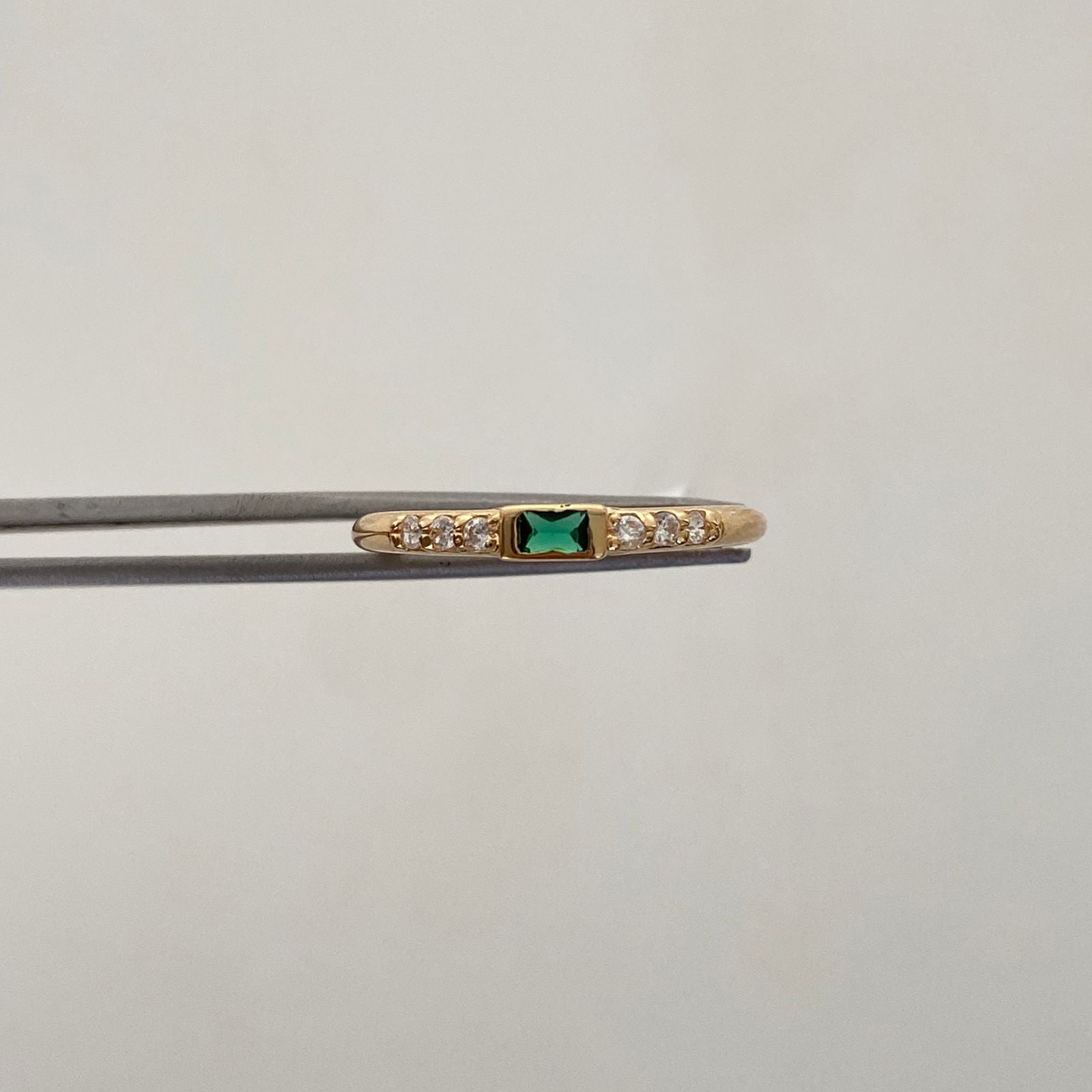 Anillo Circon Rectangular Verde Oro amarillo 18k / Talla 7 3/4 / 1,7 Gr / 1,7 mm