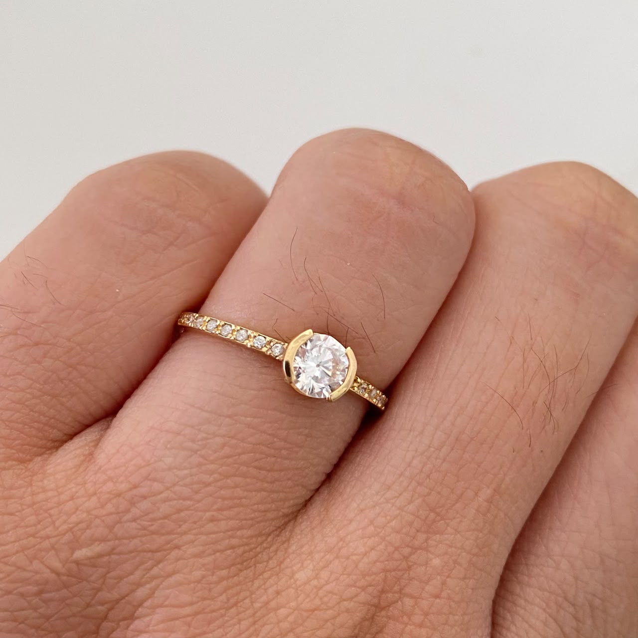 Anillo Solitario Oro amarillo 18k / Talla 7 / 1,45 Gr / 1,5 mm