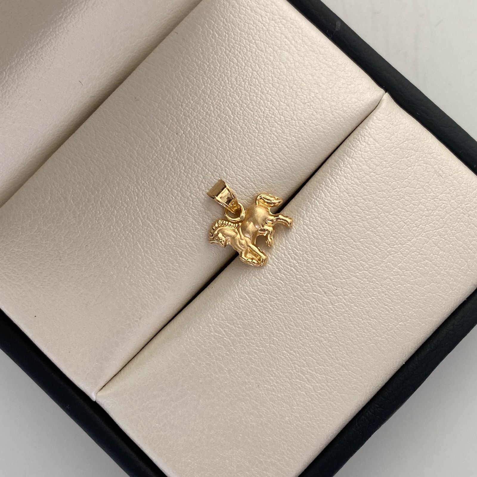 Dije Caballito Oro amarillo 18k 0,55 Gr / 10,05 mm / 1,3 Cm