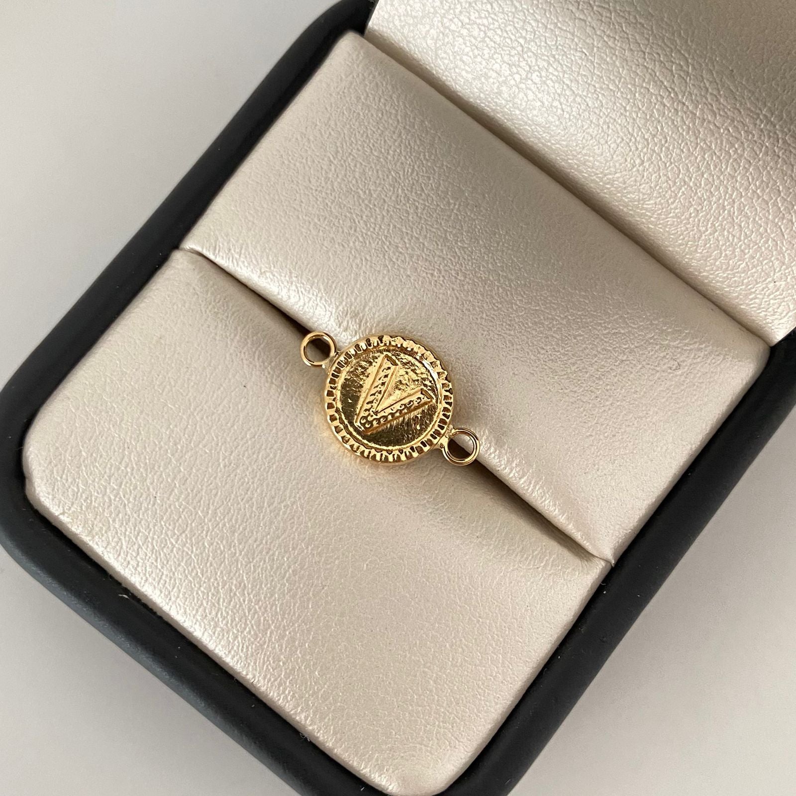 Herraje letra V Oro amarillo 18k 0,65 Gr / 1,5 Cm