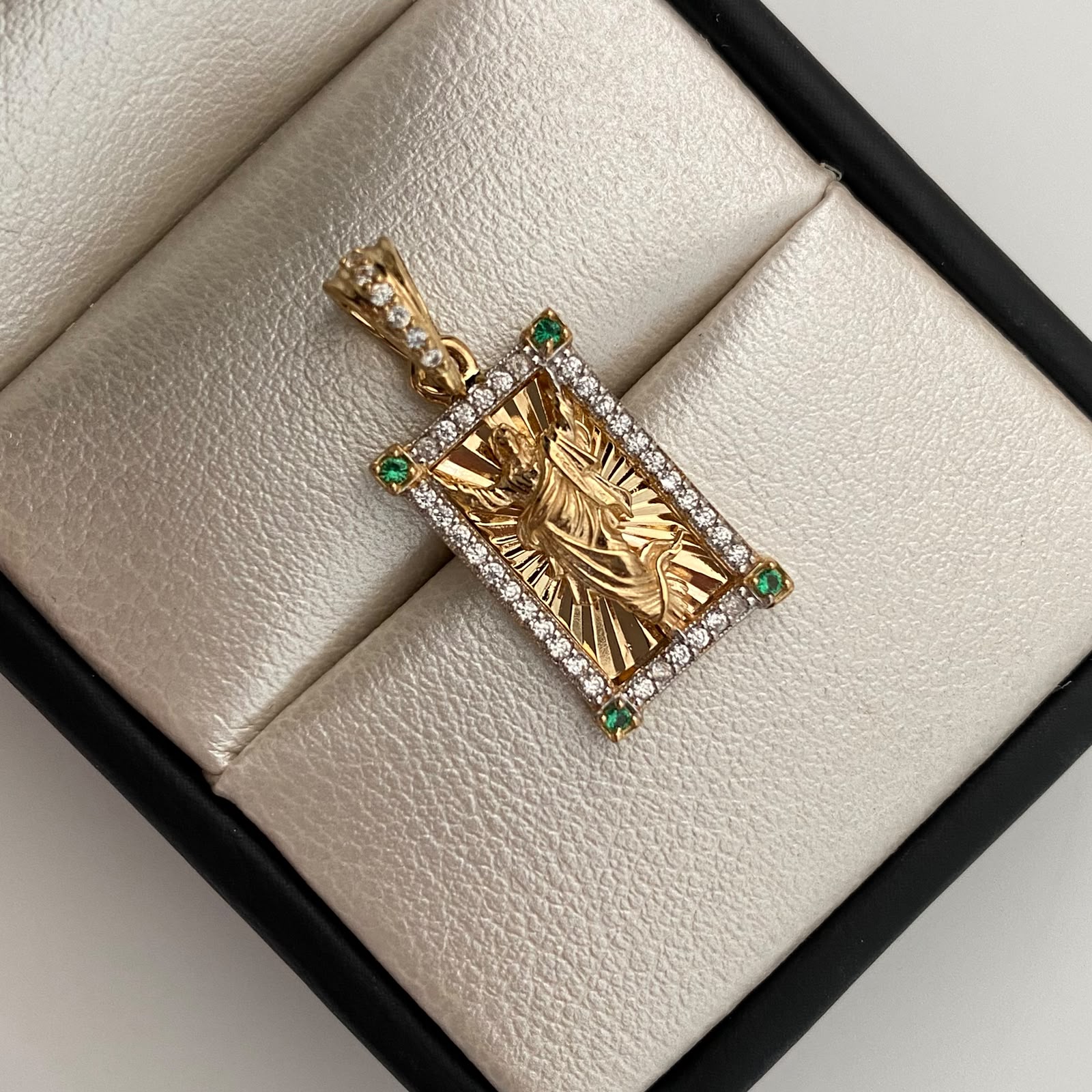 Dije Rectangular Casting Verde y blanco Jesus Oro amarillo 18k 3,4 Gr / 2,5 mm / 11,6 Cm