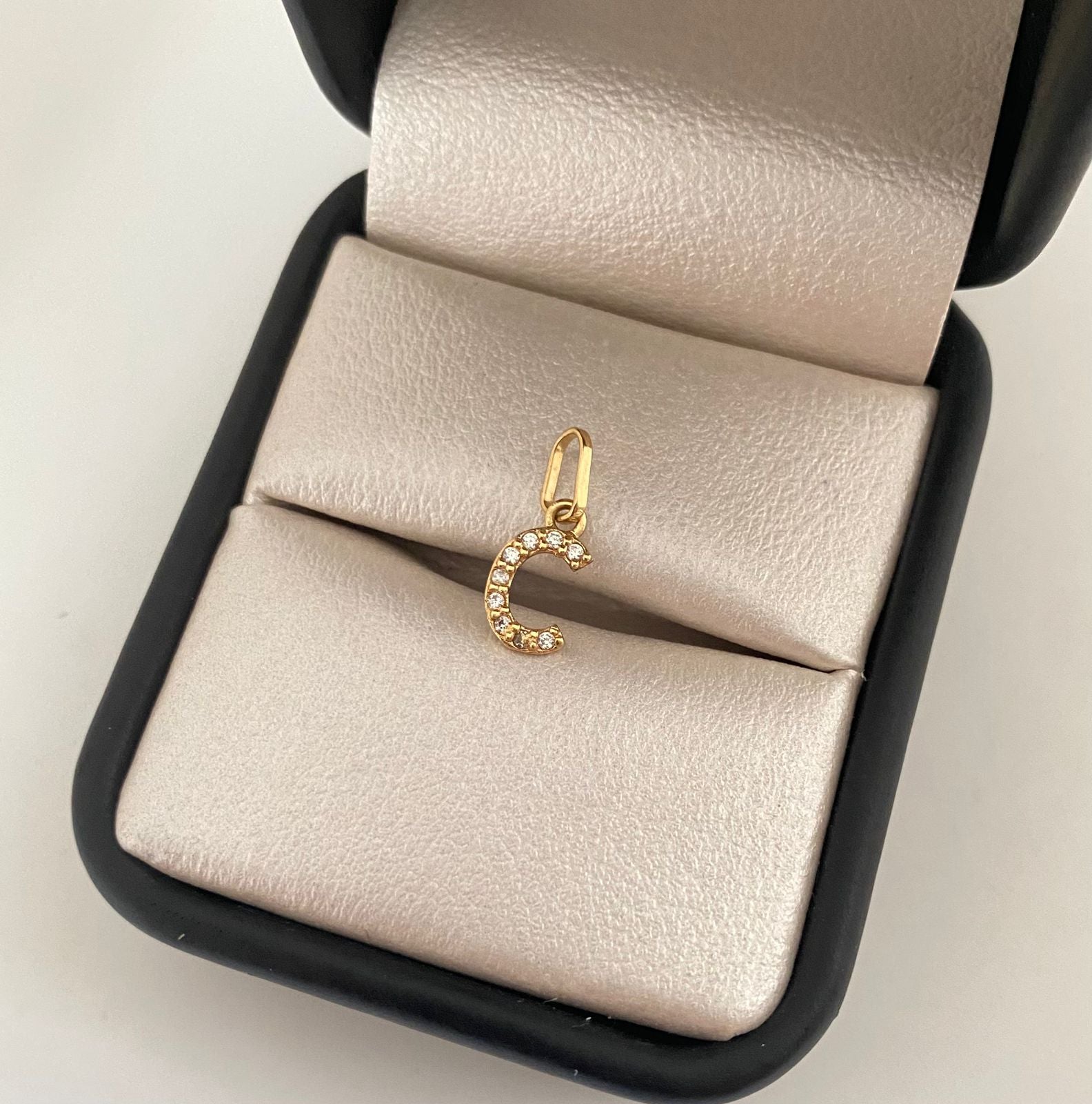 Dije letra C casting Oro amarillo 18k 0,4 Gr / 1,5 Cm
