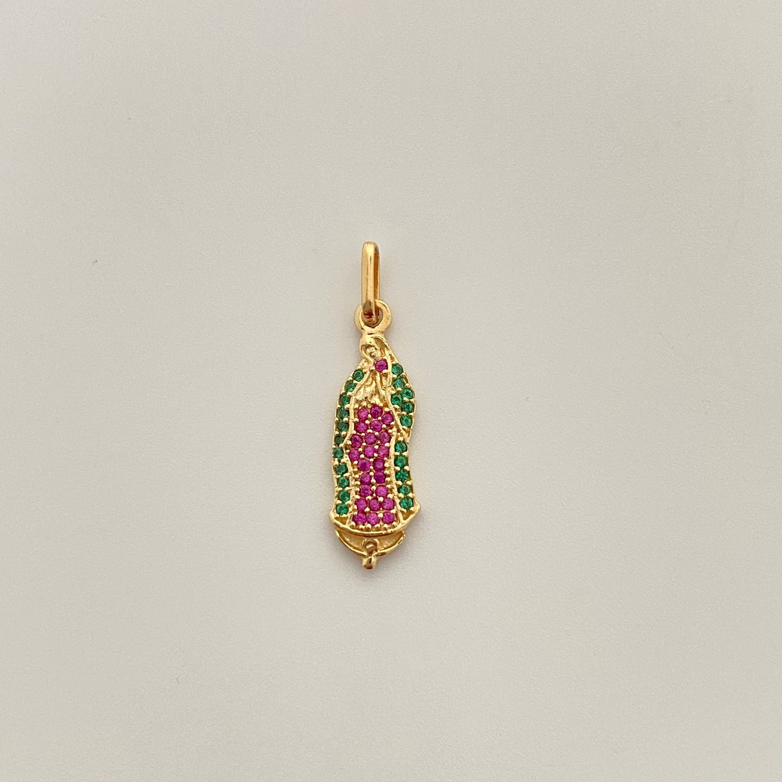 Dije silueta virgen de guadalupe con cirones verdes y fucsias  Oro amarillo 18k 1,75 Gr / 7,15 mm / 2,7 Cm