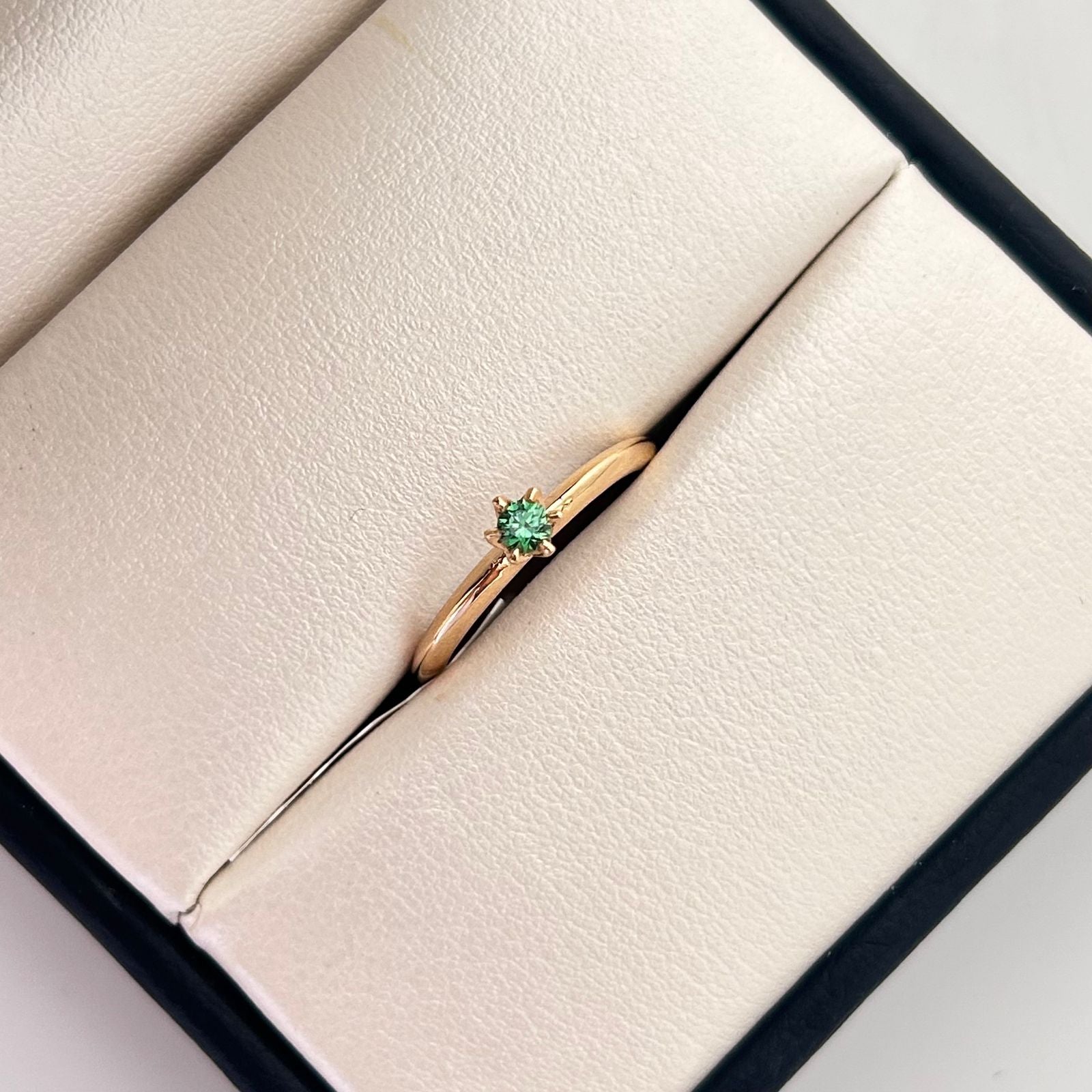 Anillo Solitario Verde Oro amarillo 18k / Talla 6 1/4 / 1,75 Gr / 1,8 mm