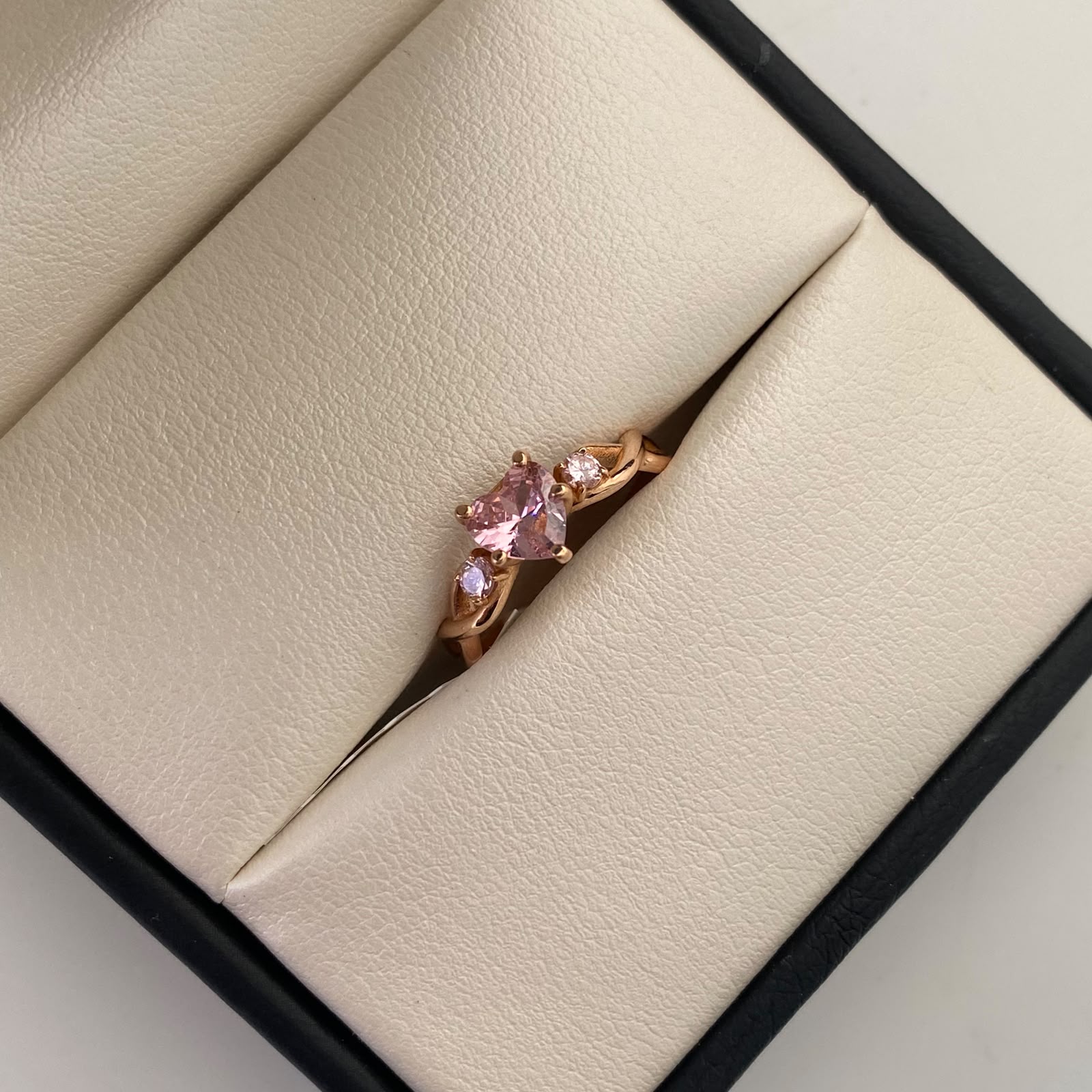 Anillo Corazon Rosado Oro rosa 18k / Talla 6 3/4 / 3,05 Gr / 2,3 mm