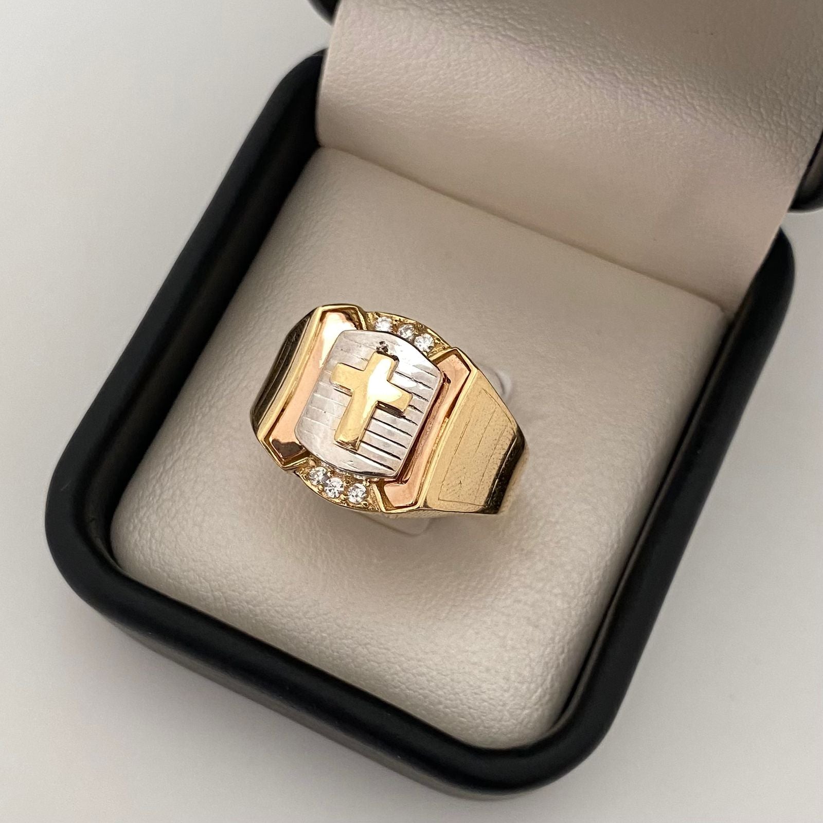 Anillo cruz central fondo rayado Oro amarillo y Oro blanco 18k / Talla 10 / 7,0 Gr