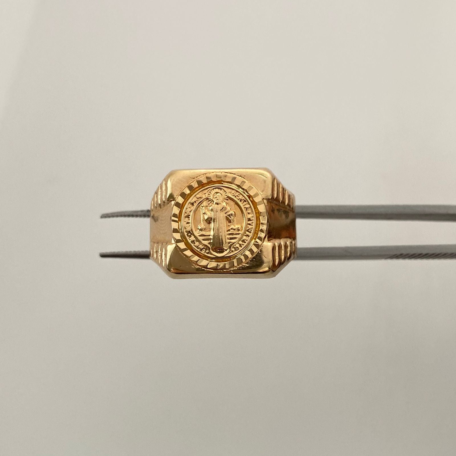 Anillo Troquel San Benito Oro amarillo 18k / Talla 10 / 3,85 Gr / 5,6 mm