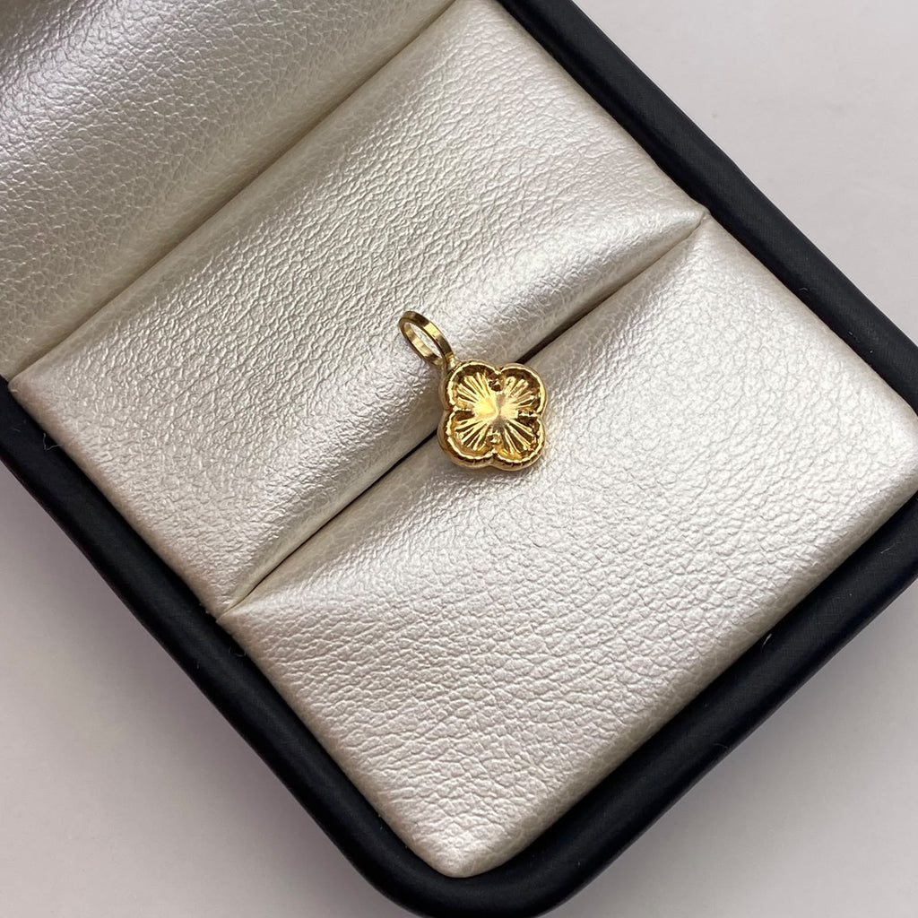 Dije Trebol diamantado Oro amarillo 18k 0,39 Gr / 8,2 mm / 1,3 Cm