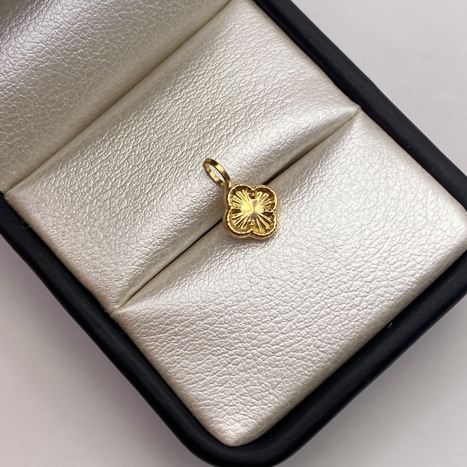 Dije Trebol diamantado Oro amarillo 18k 0,39 Gr / 8,2 mm / 1,3 Cm