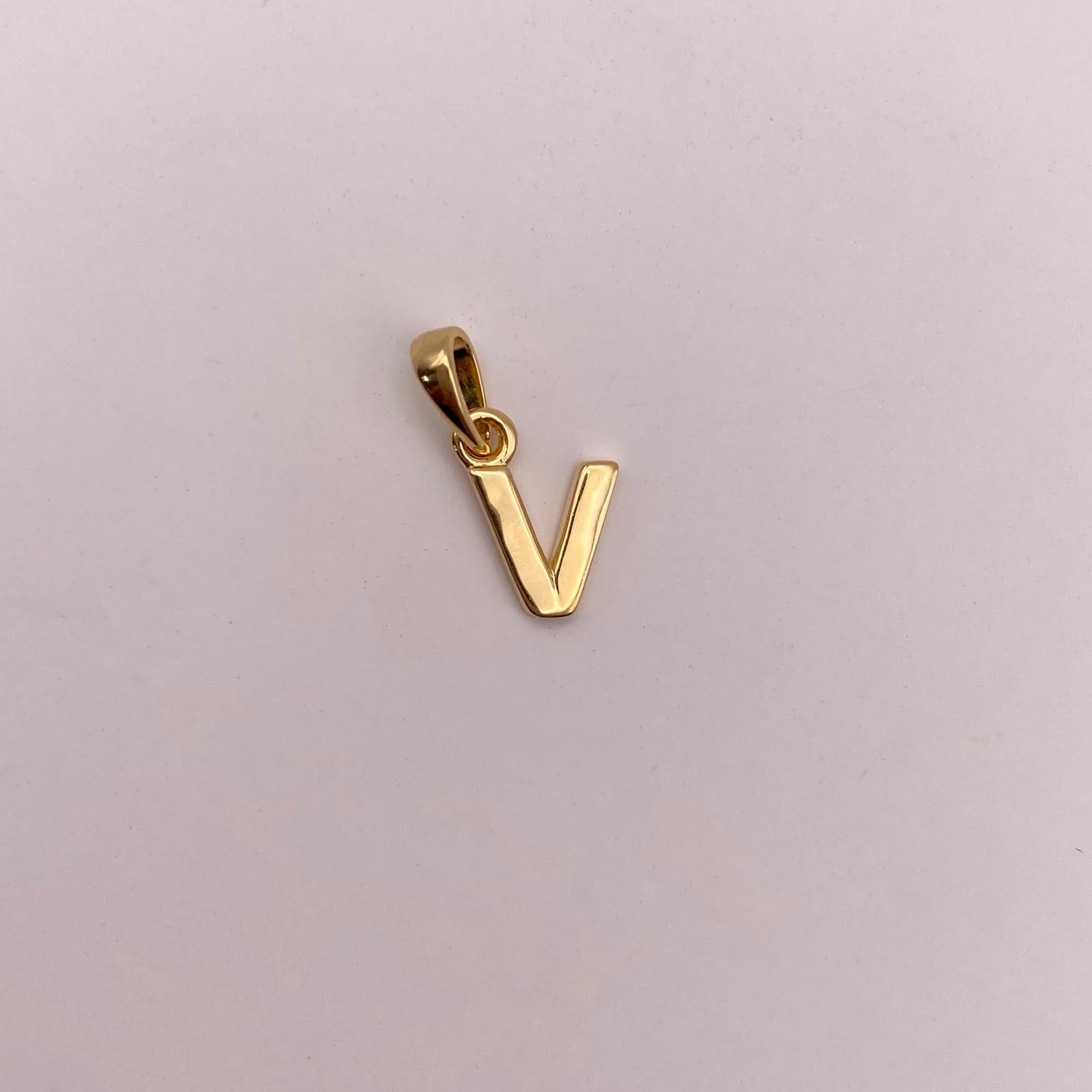 Dije letra V Oro amarillo 18k 0,6 Gr / 4,45 mm / 1,3 Cm