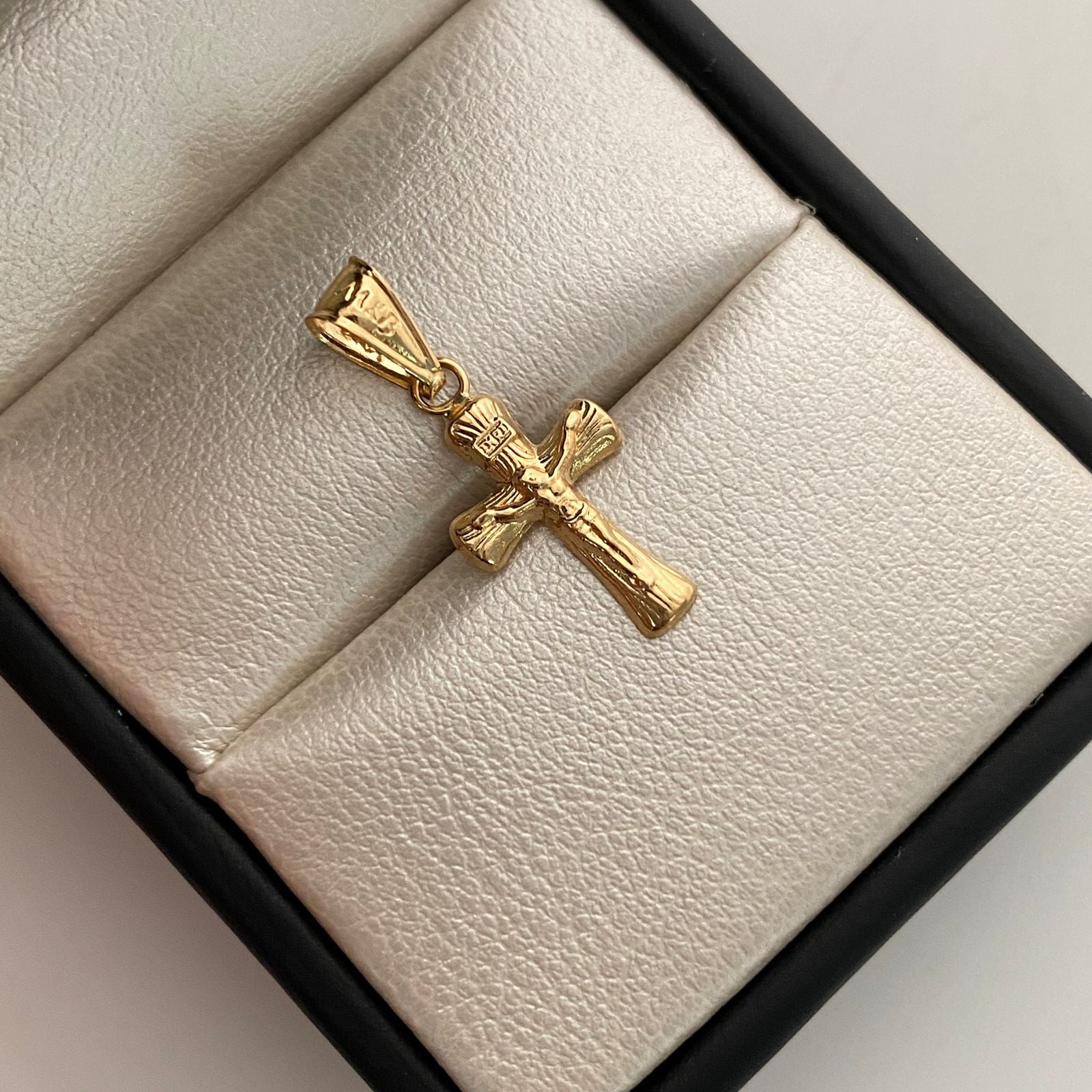 Dije Cruz Cristo Oro amarillo 18k 0,55 Gr / 10,2 mm / 2,4 Cm