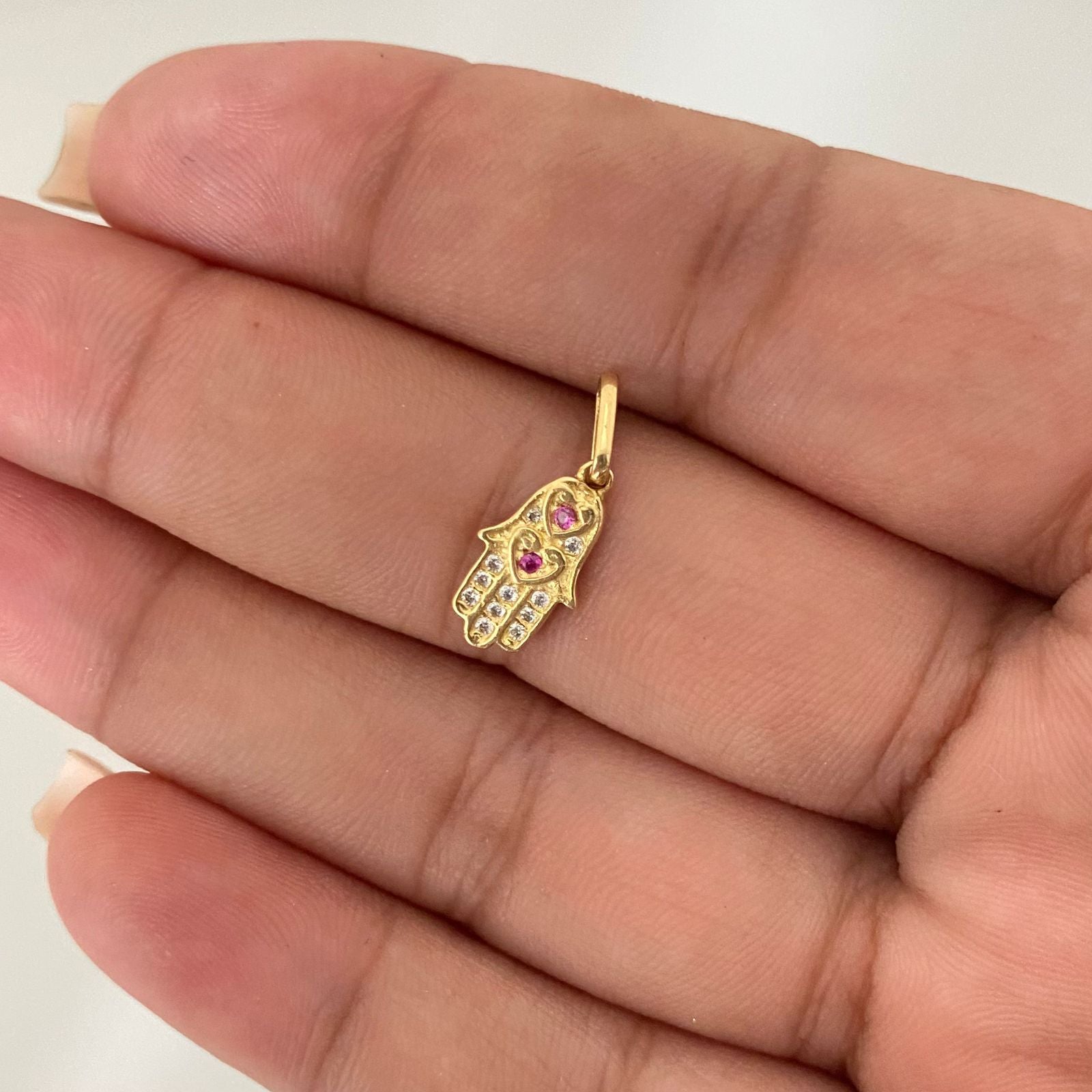 Dije mano hamsa silueta corazon circon fucsia Oro amarillo 18k 0,85 Gr / 2,0 Cm