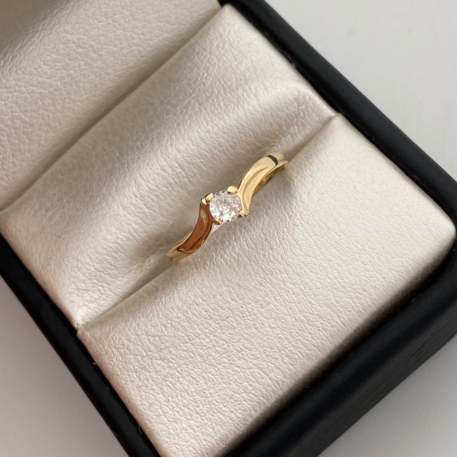 Anillo Solitario Oro amarillo 18k / Talla 7 1/2 / 1,45 Gr / 1,8 mm