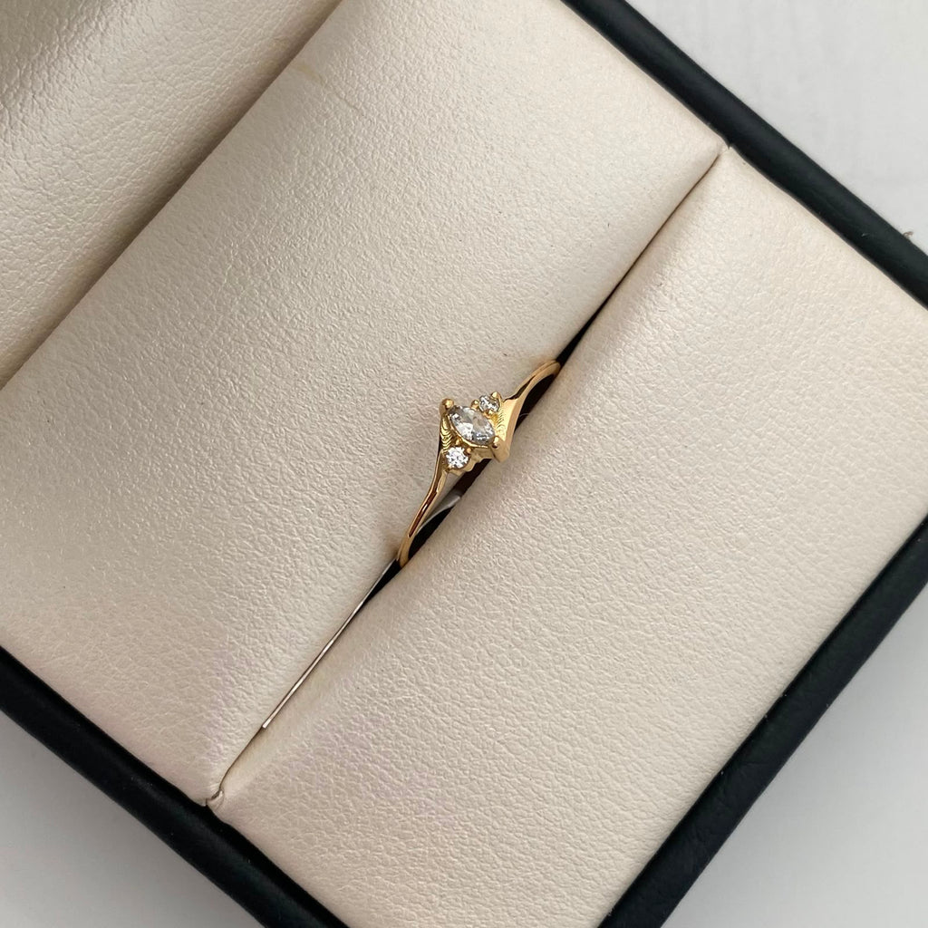 Anillo Solitario Oro amarillo 18k / Talla 7 / 0,9 Gr / 0,9 mm