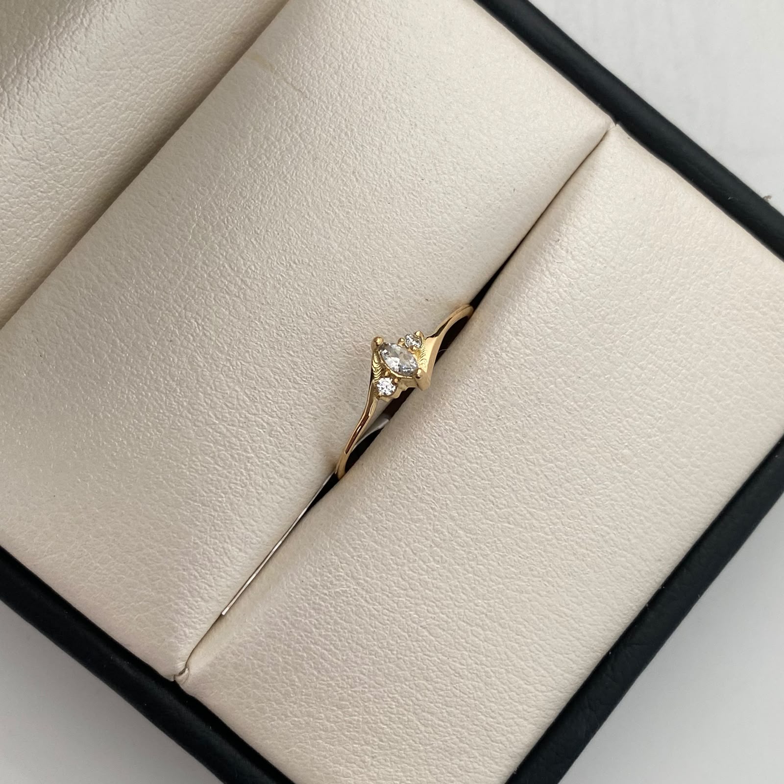 Anillo Solitario Oro amarillo 18k / Talla 7 / 0,9 Gr / 0,9 mm