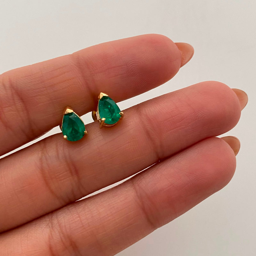 Topos Gota 1.8 Puntos de Esmeralda Oro amarillo 18k 3,25 Gr / 6,9 mm