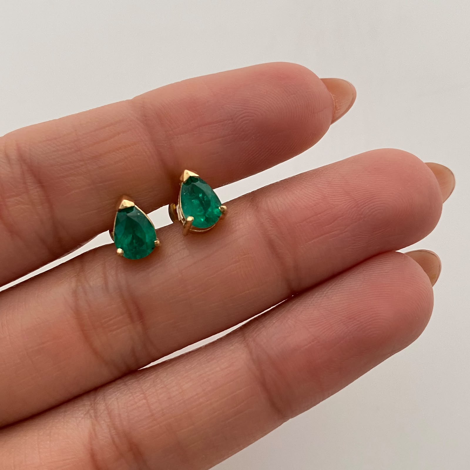 Topos Gota 1.8 Puntos de Esmeralda Oro amarillo 18k 3,25 Gr / 6,9 mm