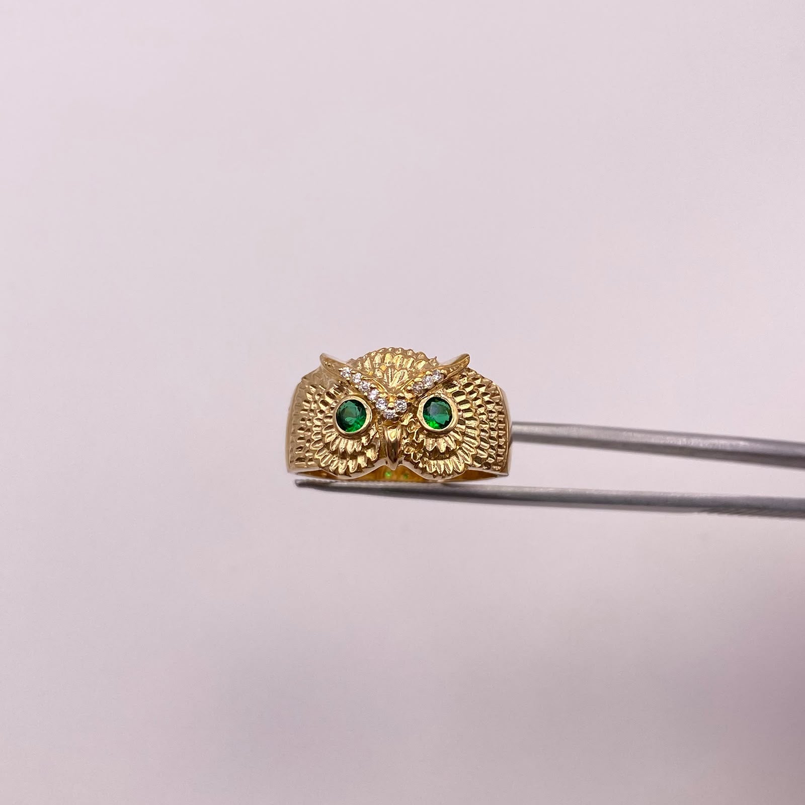 Anillo Buho circones verdes Oro amarillo 18k / Talla 10 1/2 / 7,65 Gr / 6,0 mm