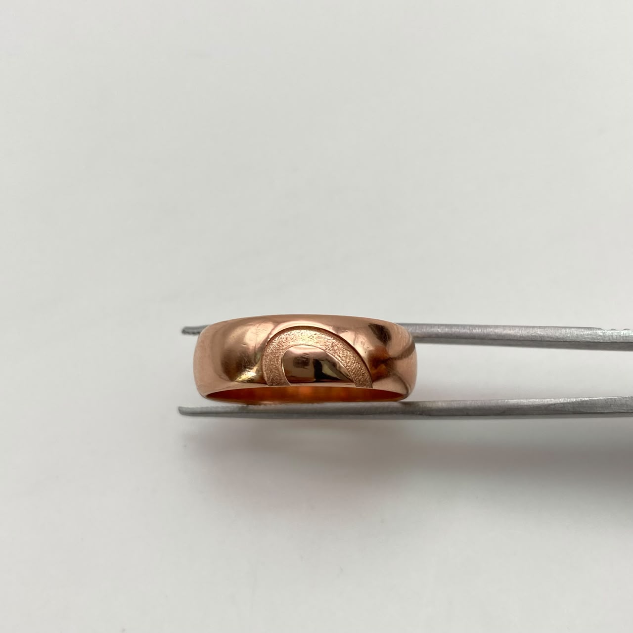 Anillo Argolla de matrimonio (POR FABRICACION)  corazon con diamantes 1.8 mm  Oro amarillo 18k / Talla 10/ 7 / 15,8 Gr / 7 mm