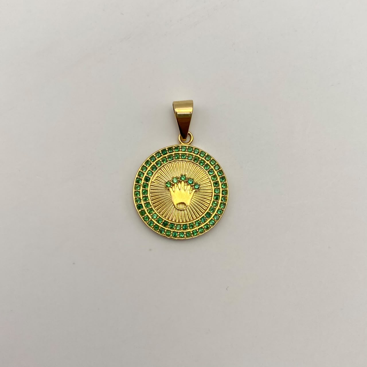 Dije Corona rx circones verdes Oro amarillo 18k 3,25 Gr / 18,4 mm / 2,5 Cm