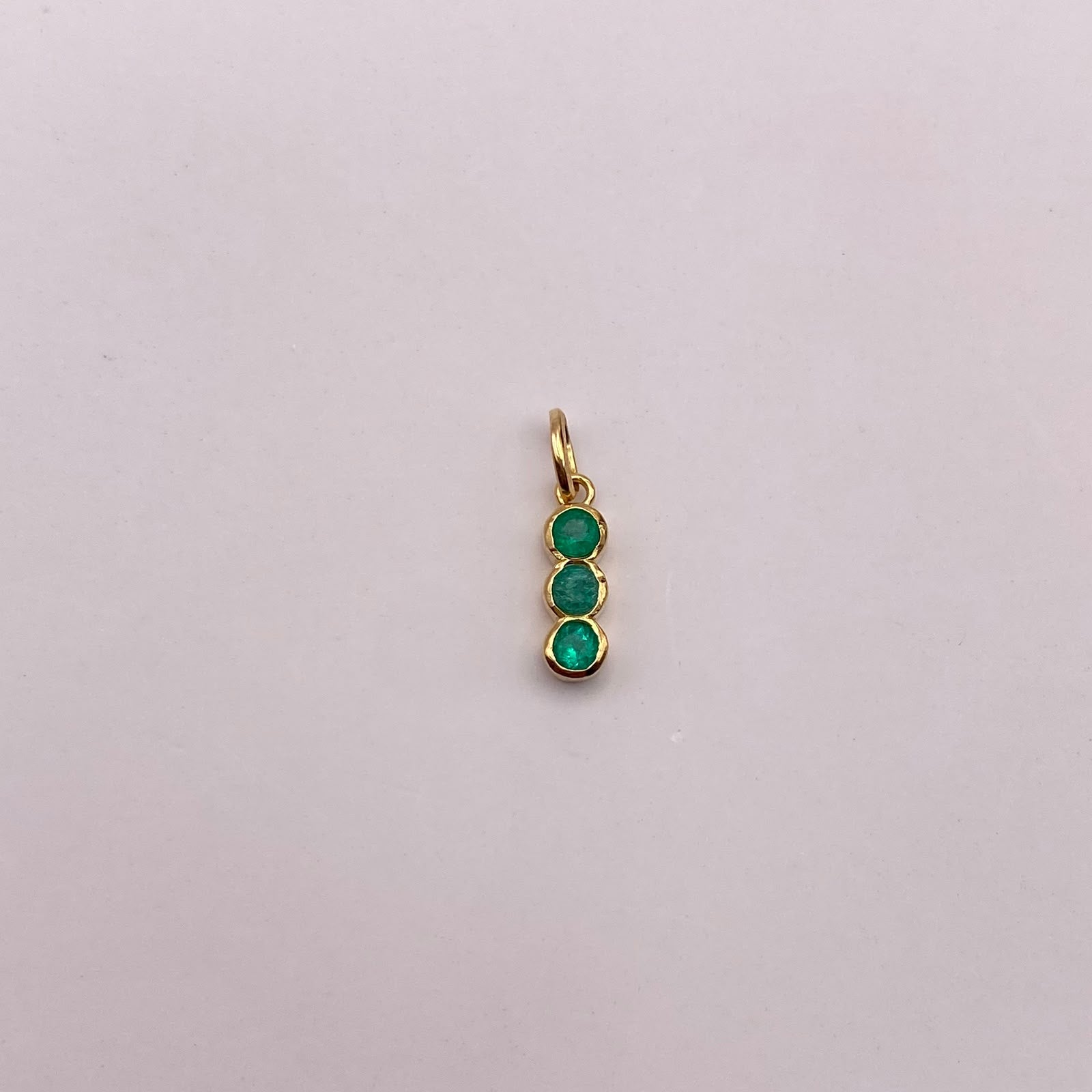 Dije Fila de esmeraldas Oro amarillo 18k 0,75 Gr / 3,3 mm / 1,4 Cm