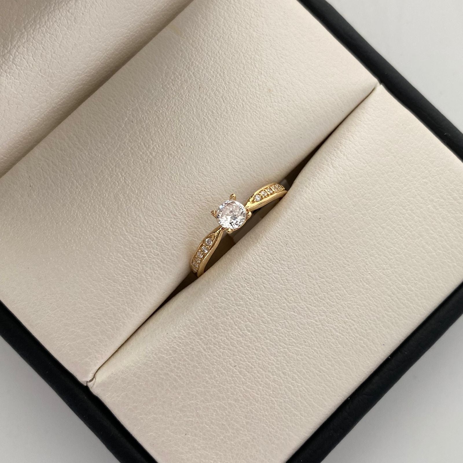 Anillo Solitario Oro amarillo 18k / Talla 6 / 1,35 Gr / 2,2 mm