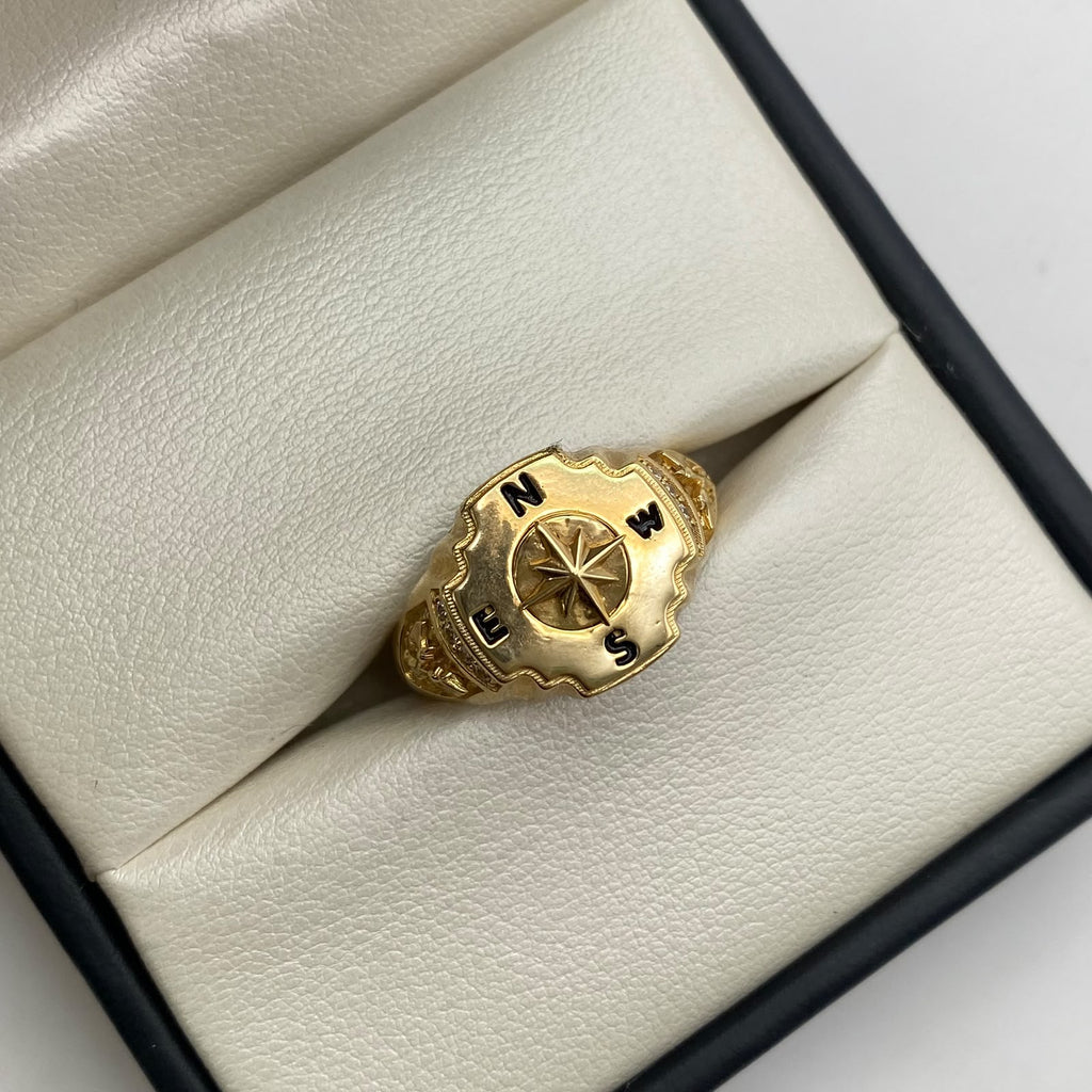 Anillo brujula circones blancos Oro amarillo 18k / Talla 9 1/2 / 7,55 Gr / 4,76 mm