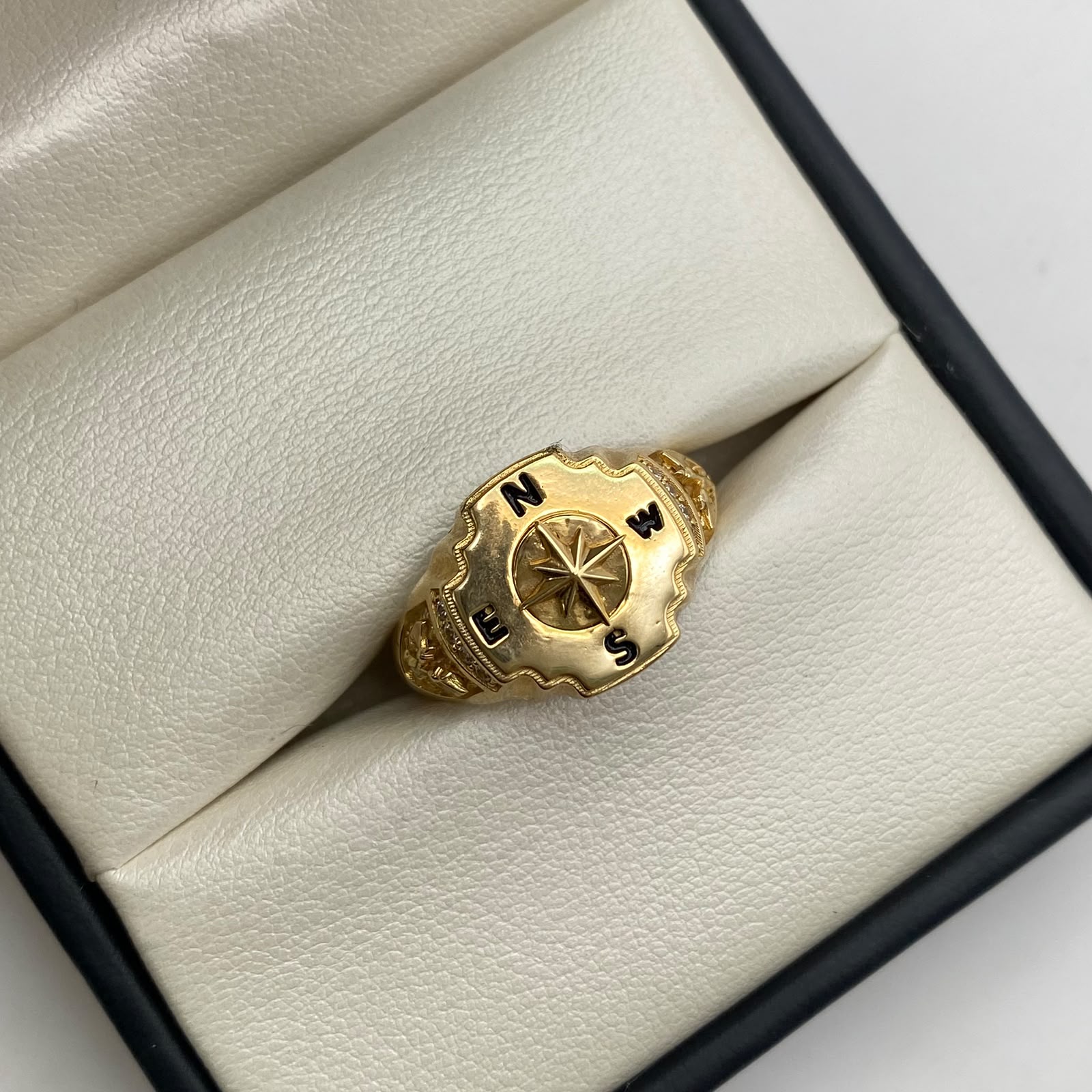Anillo brujula circones blancos Oro amarillo 18k / Talla 9 1/2 / 7,55 Gr / 4,76 mm