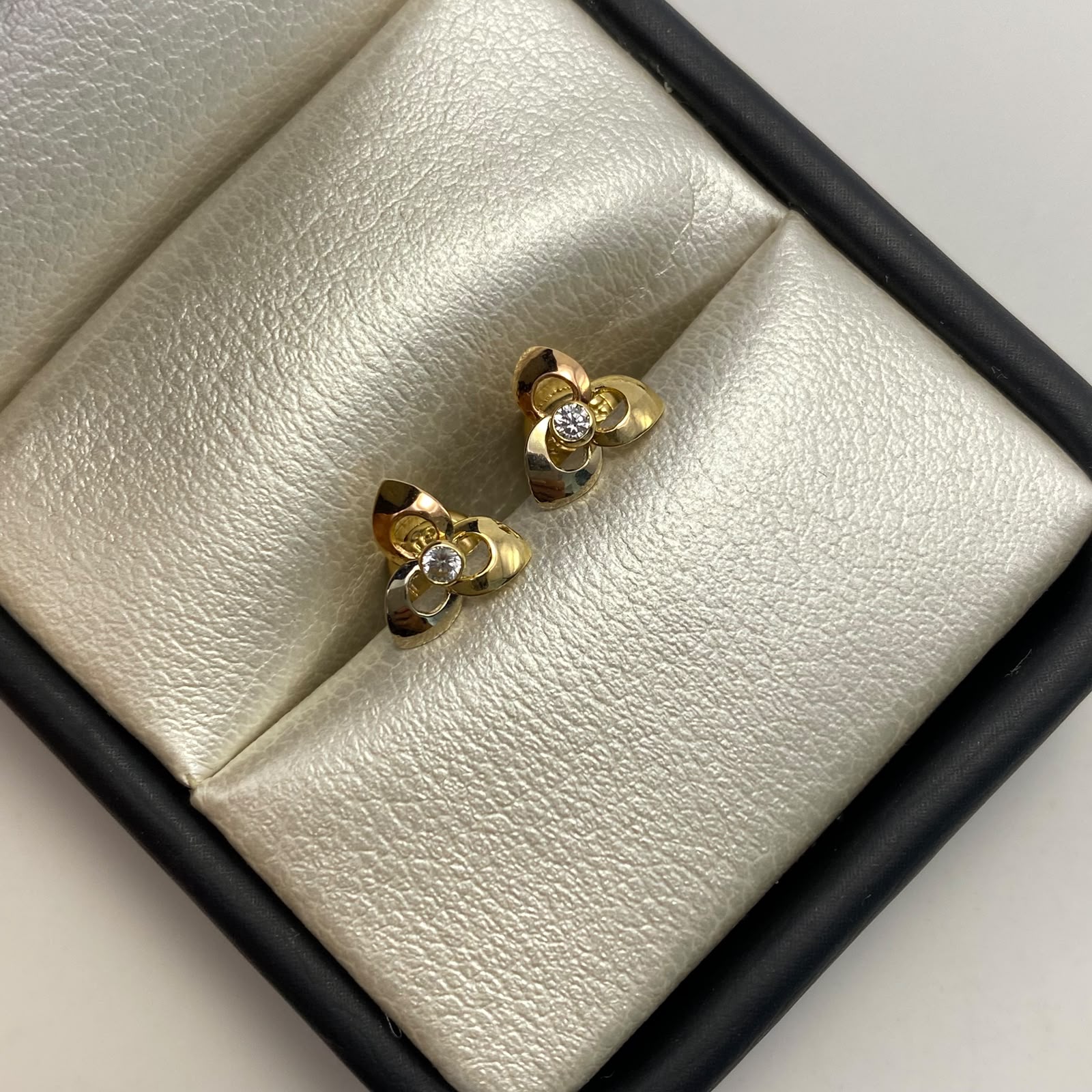 Topos Flor circon Tres oros 18k 0,8 Gr / 8,0 mm