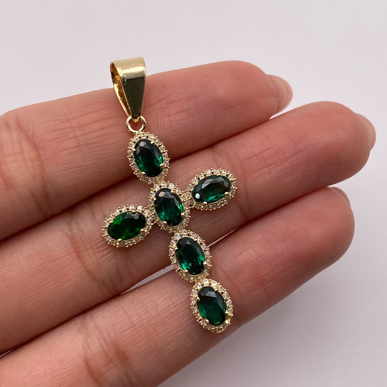 Dije Cruz circones verdes Oro amarillo 18k 3,44 Gr / 22,9 mm / 4,5 Cm