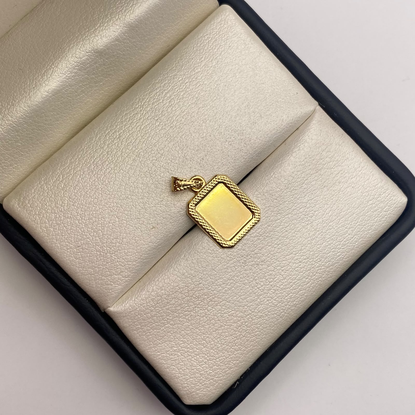 Dije placa fotograbado borde diamantado Oro amarillo 18k 0,53 Gr / 11,45 mm / 2 Cm