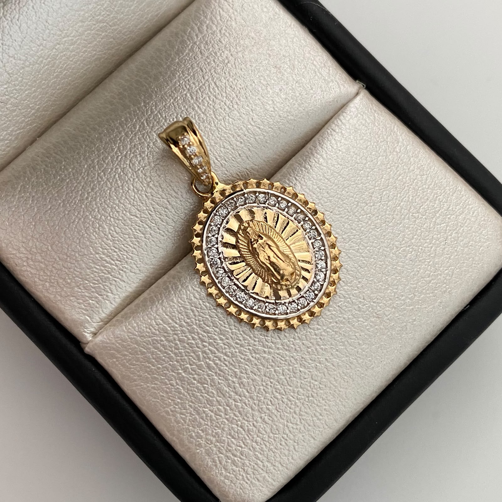 Dije Redondo Casting Virgen de Guadalupe Oro amarillo y Oro blanco 18k 2,9 Gr / 15,9 mm / 2,6 Cm