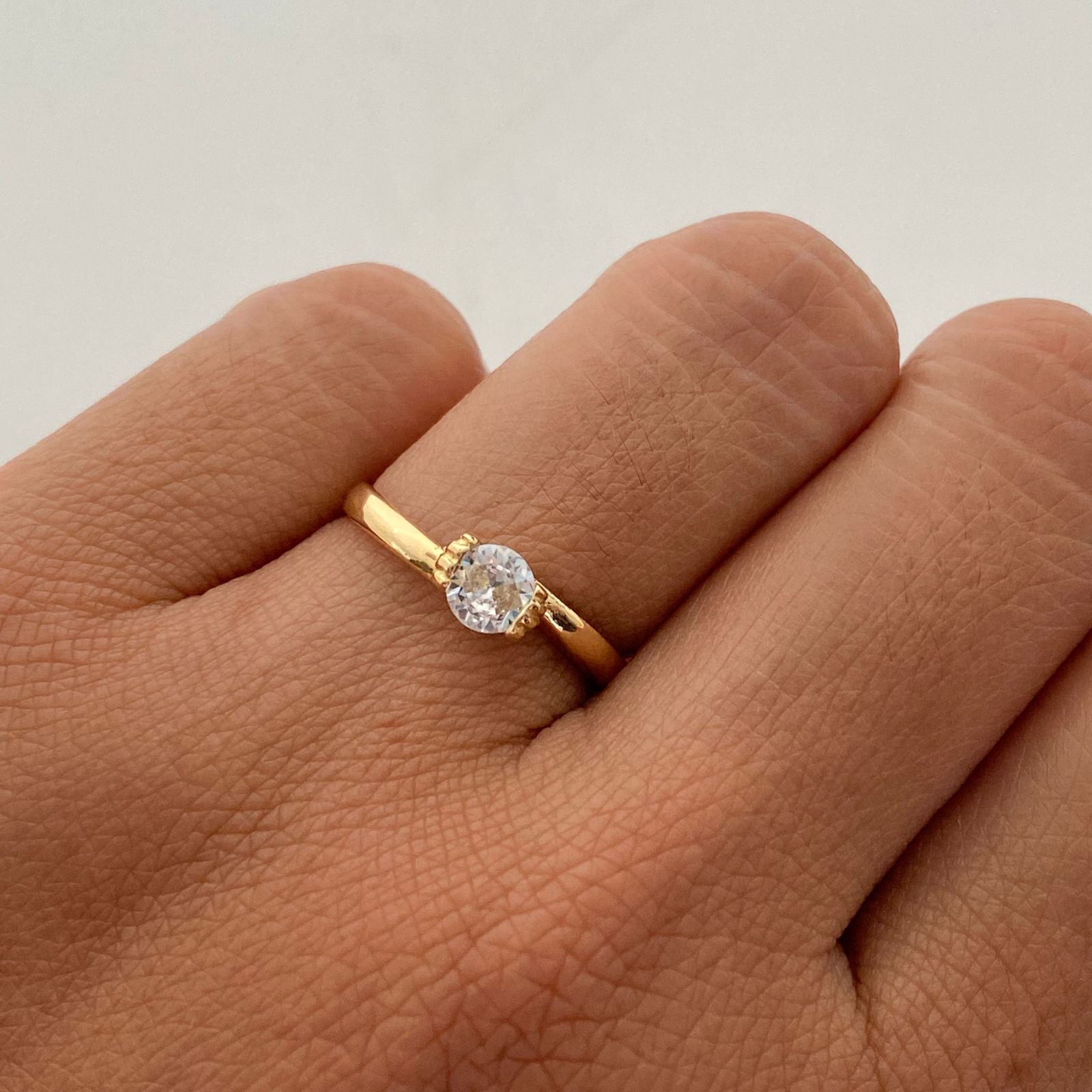 Anillo Solitario Oro amarillo 18k / Talla 6 / 1,7 Gr / 2,2 mm