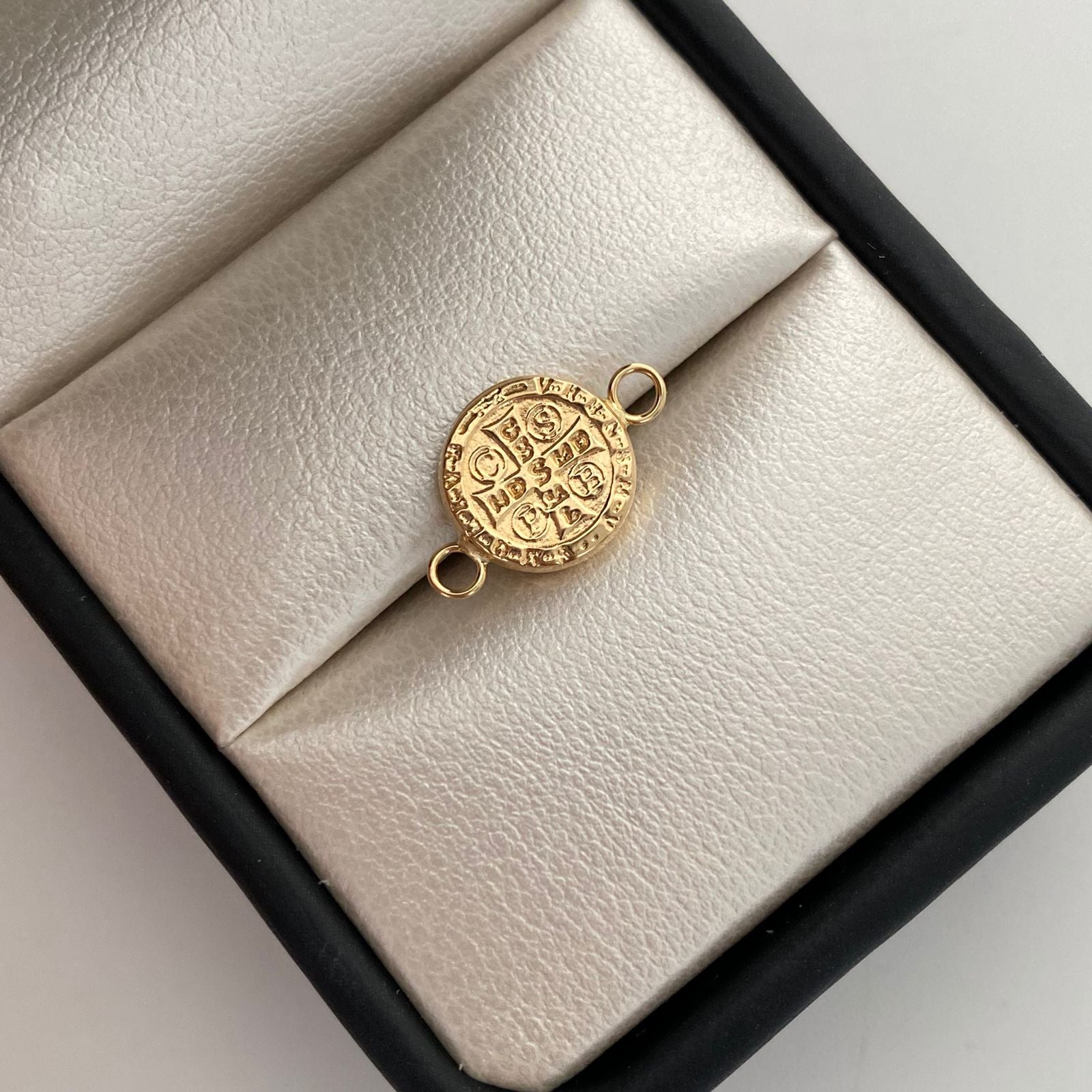 Herraje San benito Oro amarillo 18k 0,45 Gr / 1 Cm