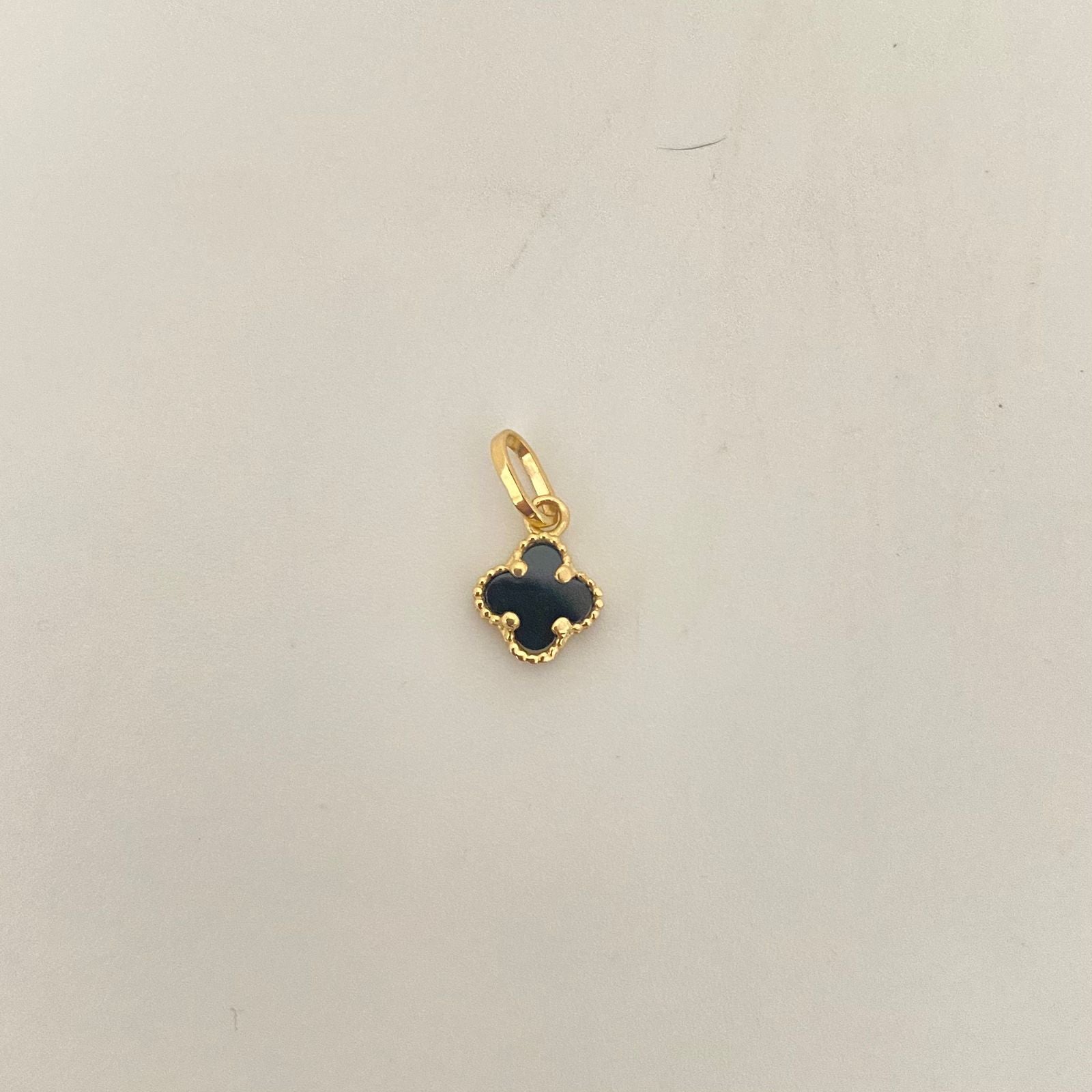 Dije trebol pequeño fondo negro  Oro amarillo 18k 0,55 Gr / 7,0 mm / 1,4 Cm