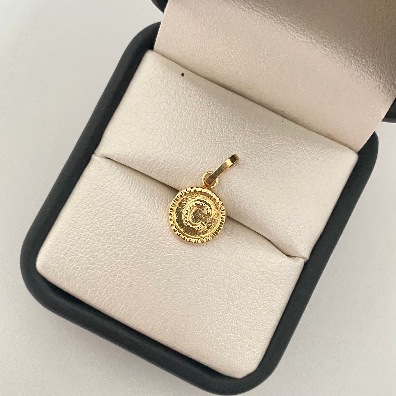Dije letra C Oro amarillo 18k 0,70 Gr / 2,0 Cm
