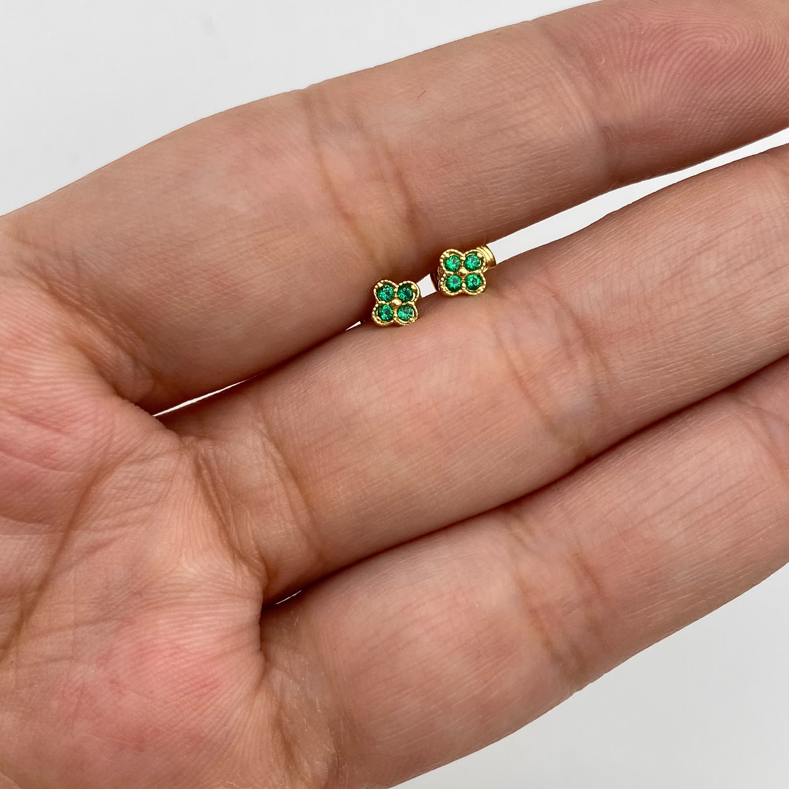 Topos mini flor circones verde Oro amarillo 18k 0,6 Gr / 4,5 mm