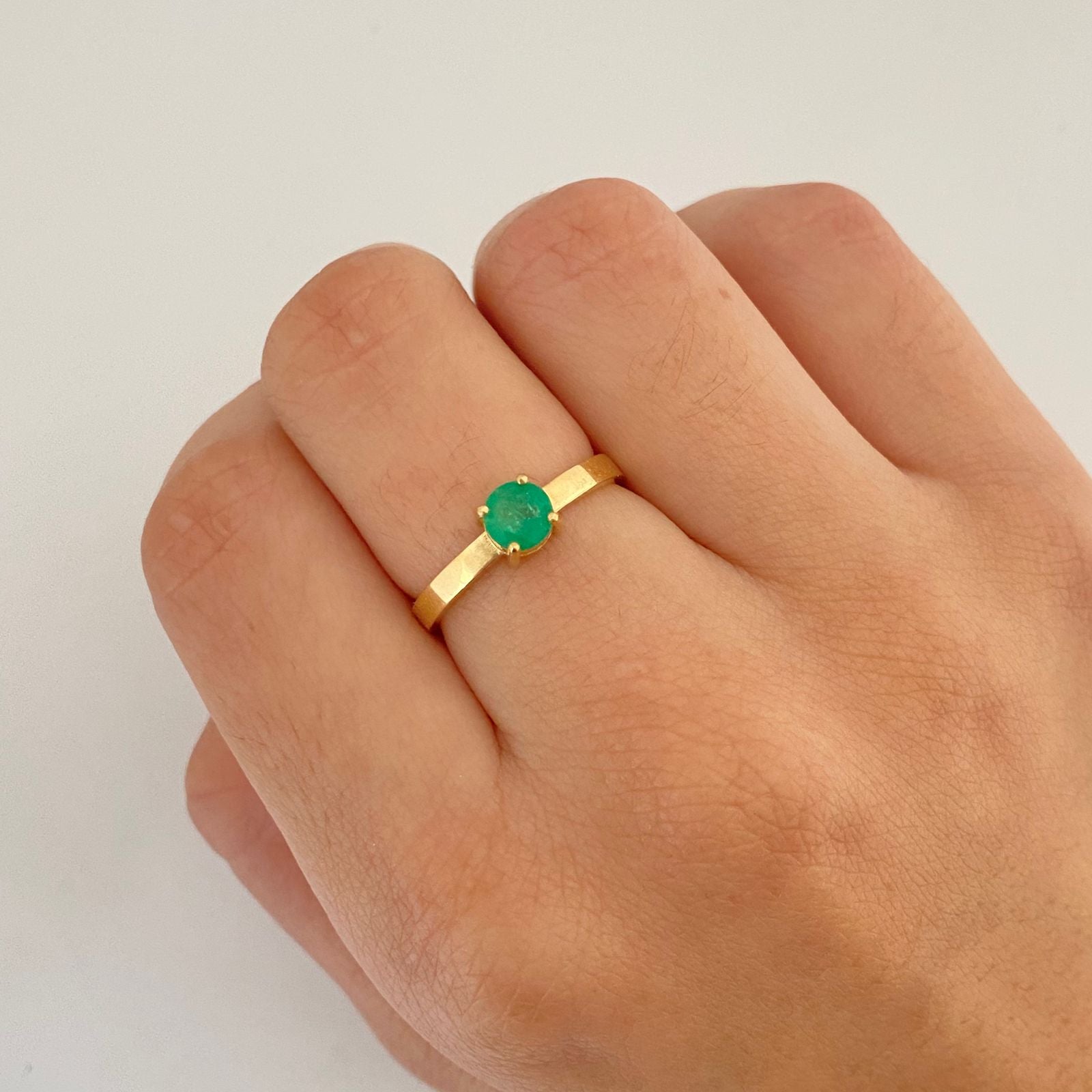 Anillo centro esmeralda Oro amarillo 18k / Talla 7 1/4 / 2,95 Gr