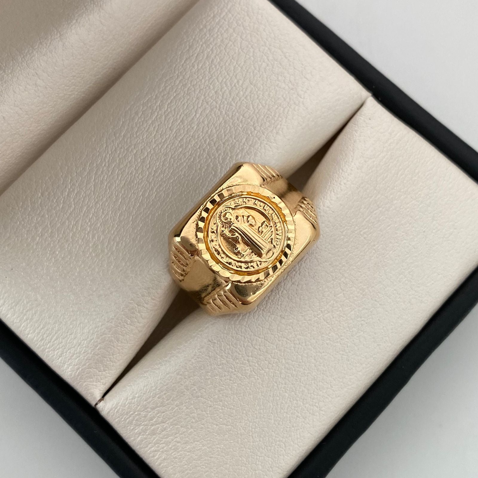 Anillo Troquel San Benito Oro amarillo 18k / Talla 10 / 3,85 Gr / 5,6 mm