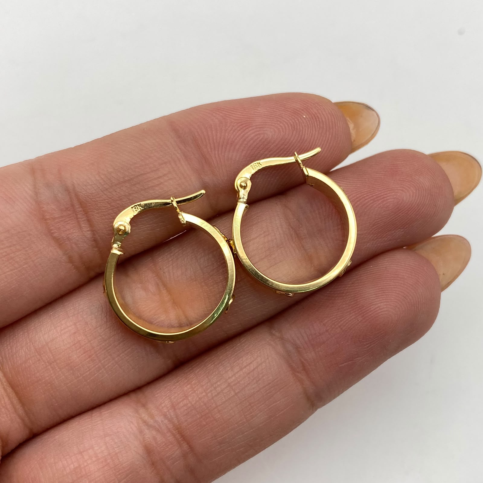 Candonga lisa con tornillo  Oro amarillo 1,9 Gr / 2 Cm
